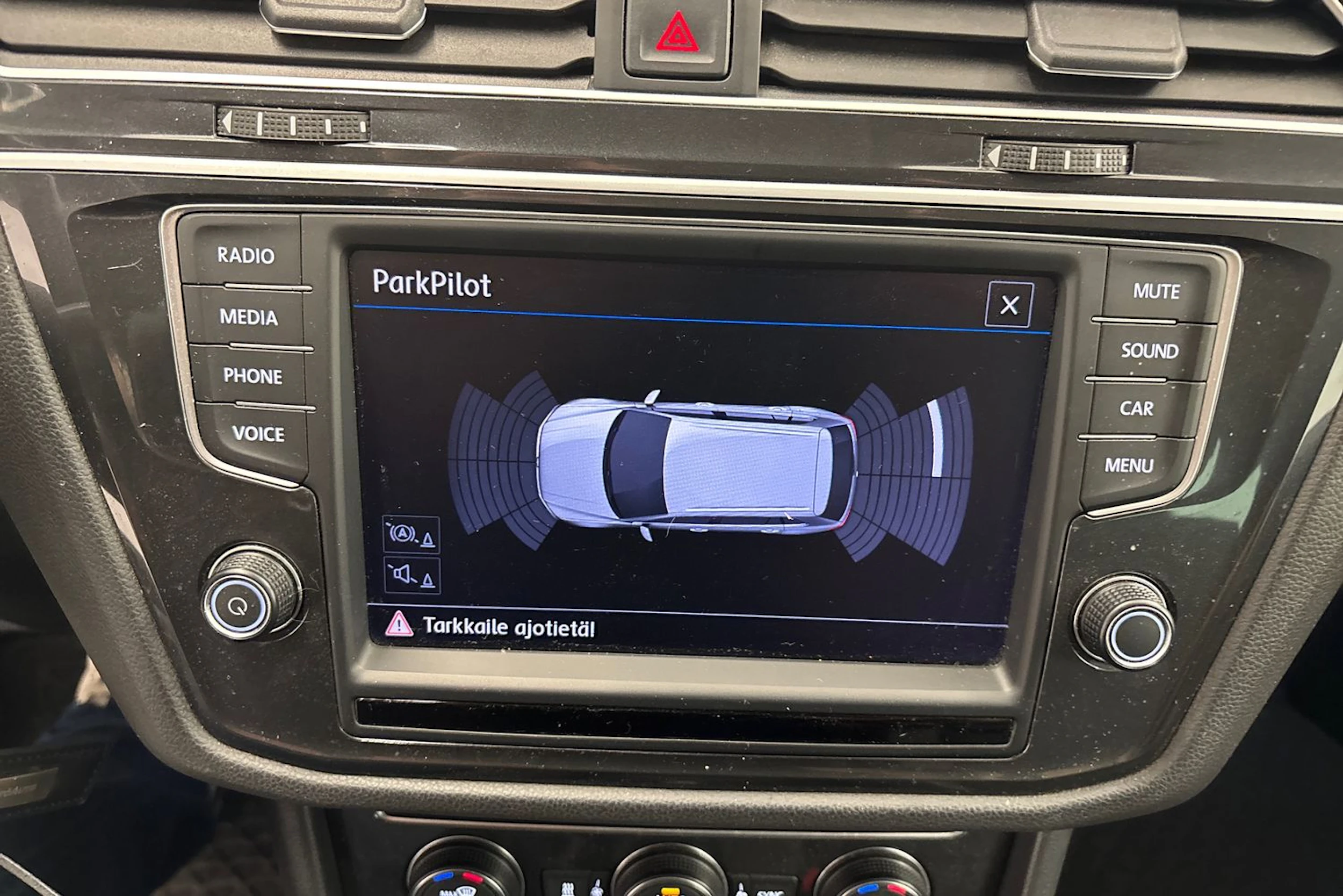 ruskea (beige) Volkswagen Tiguan 2017 kuva 16.