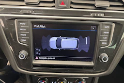 ruskea (beige) Volkswagen Tiguan 2017 kuva 16.