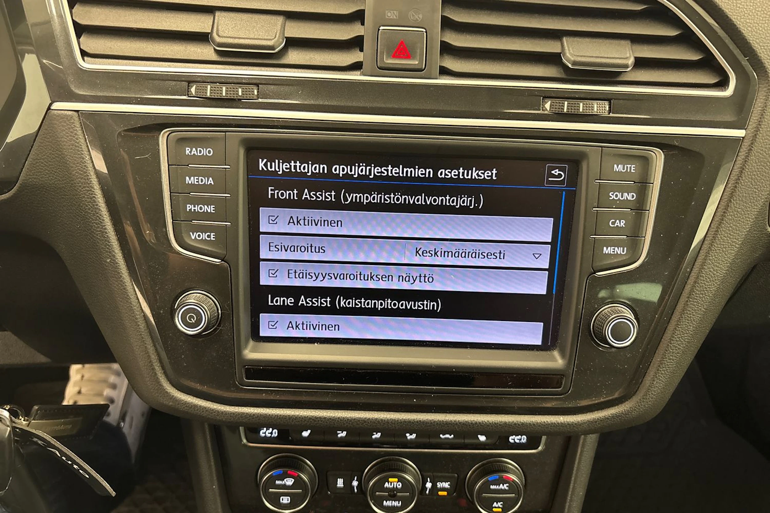 ruskea (beige) Volkswagen Tiguan 2017 kuva 17.