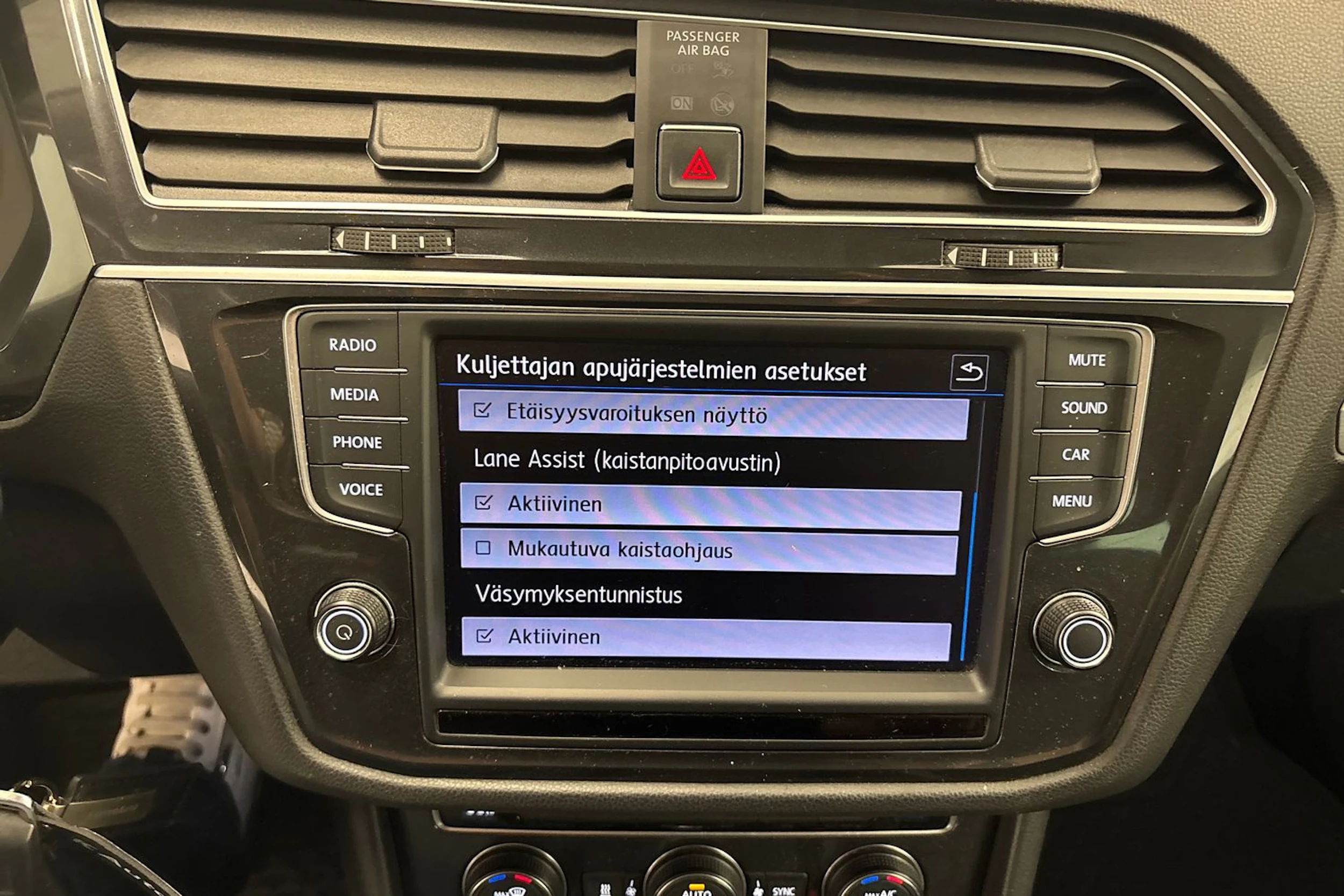 ruskea (beige) Volkswagen Tiguan 2017 kuva 18.