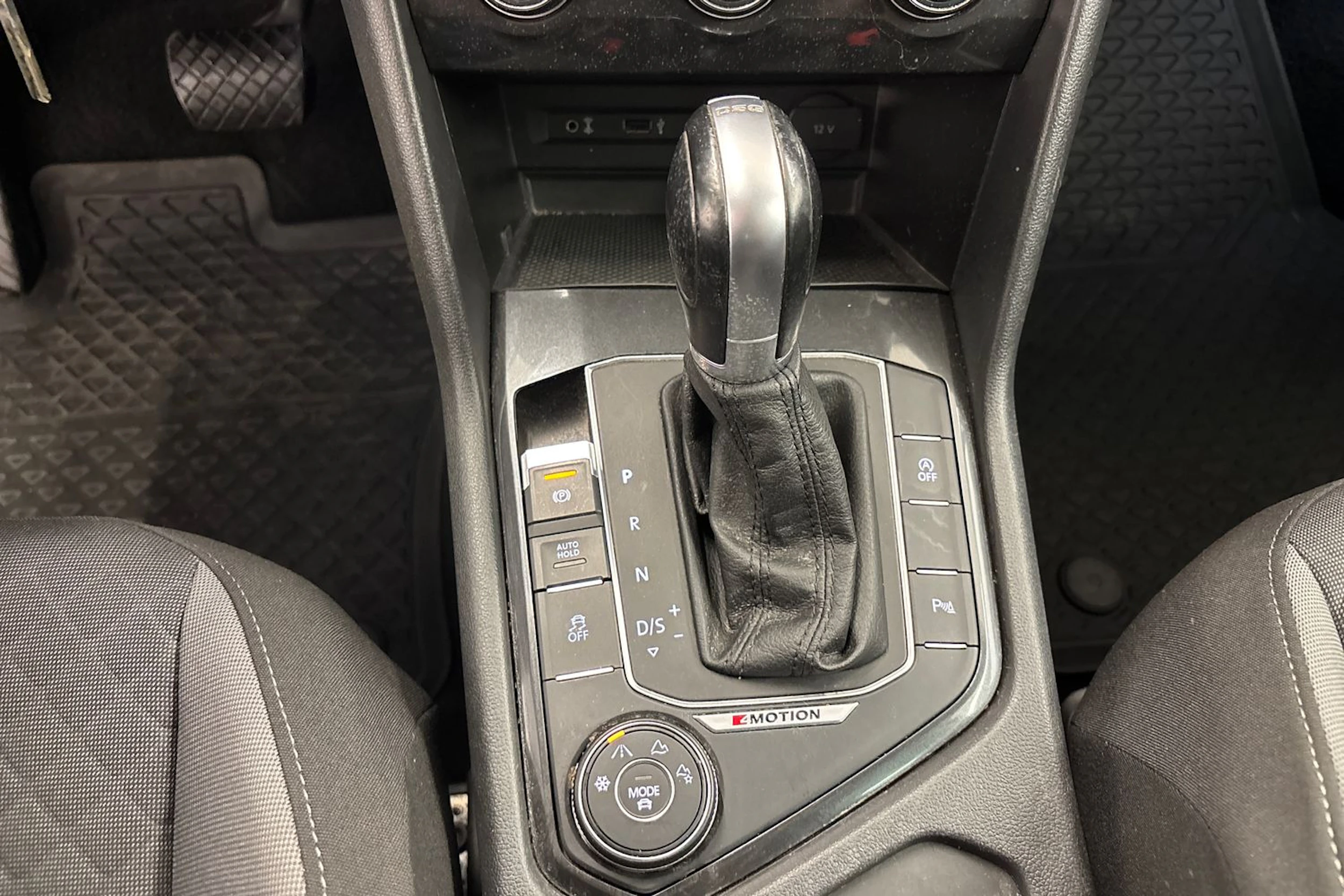 ruskea (beige) Volkswagen Tiguan 2017 kuva 19.