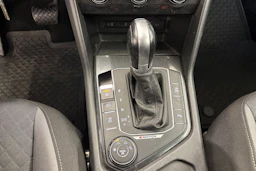 ruskea (beige) Volkswagen Tiguan 2017 kuva 19.