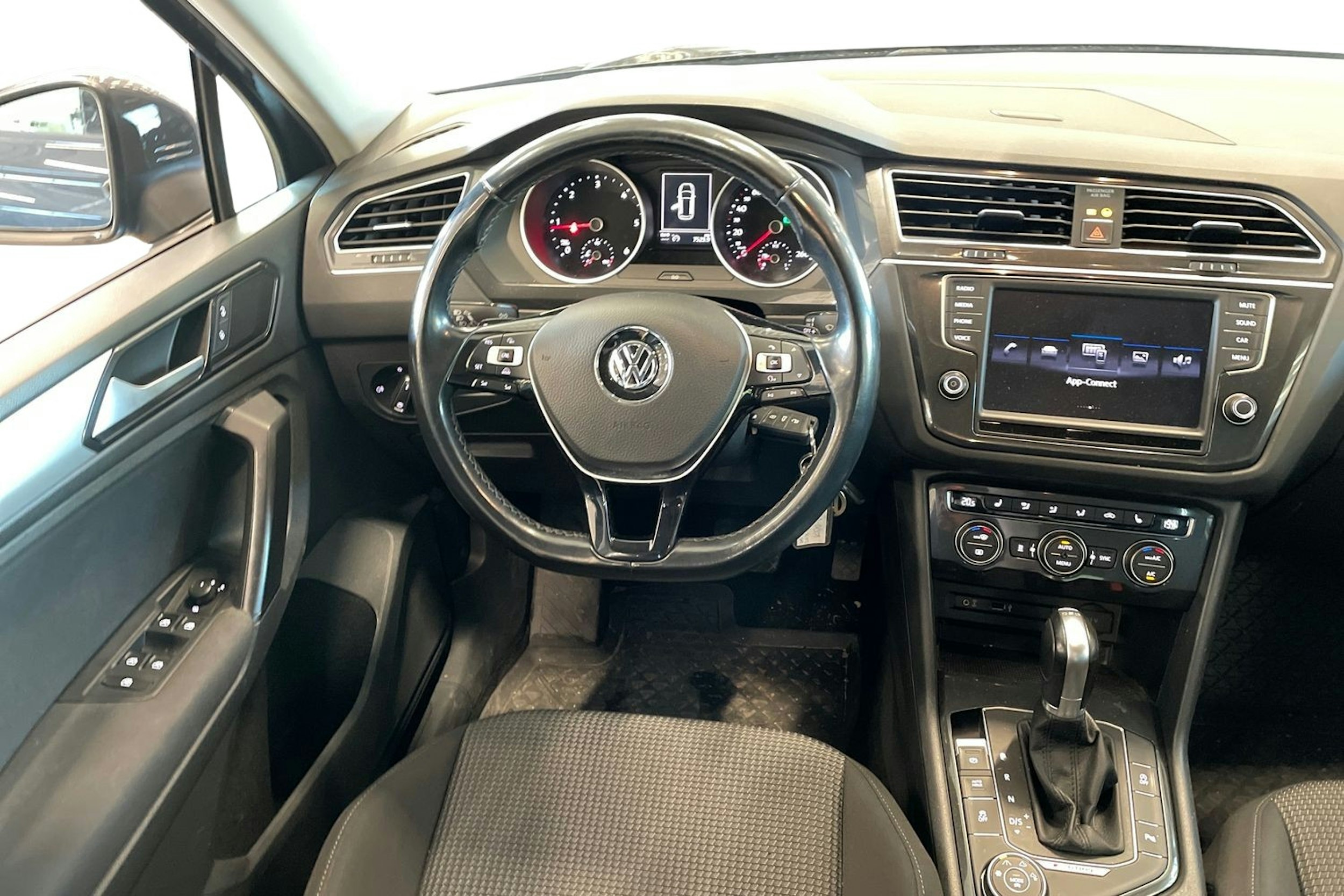harmaa Volkswagen Tiguan 2017 kuva 9.