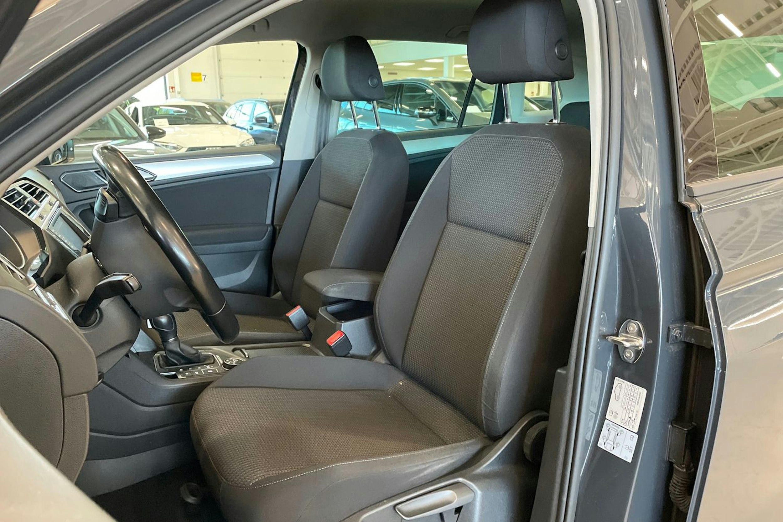 harmaa Volkswagen Tiguan 2017 kuva 14.