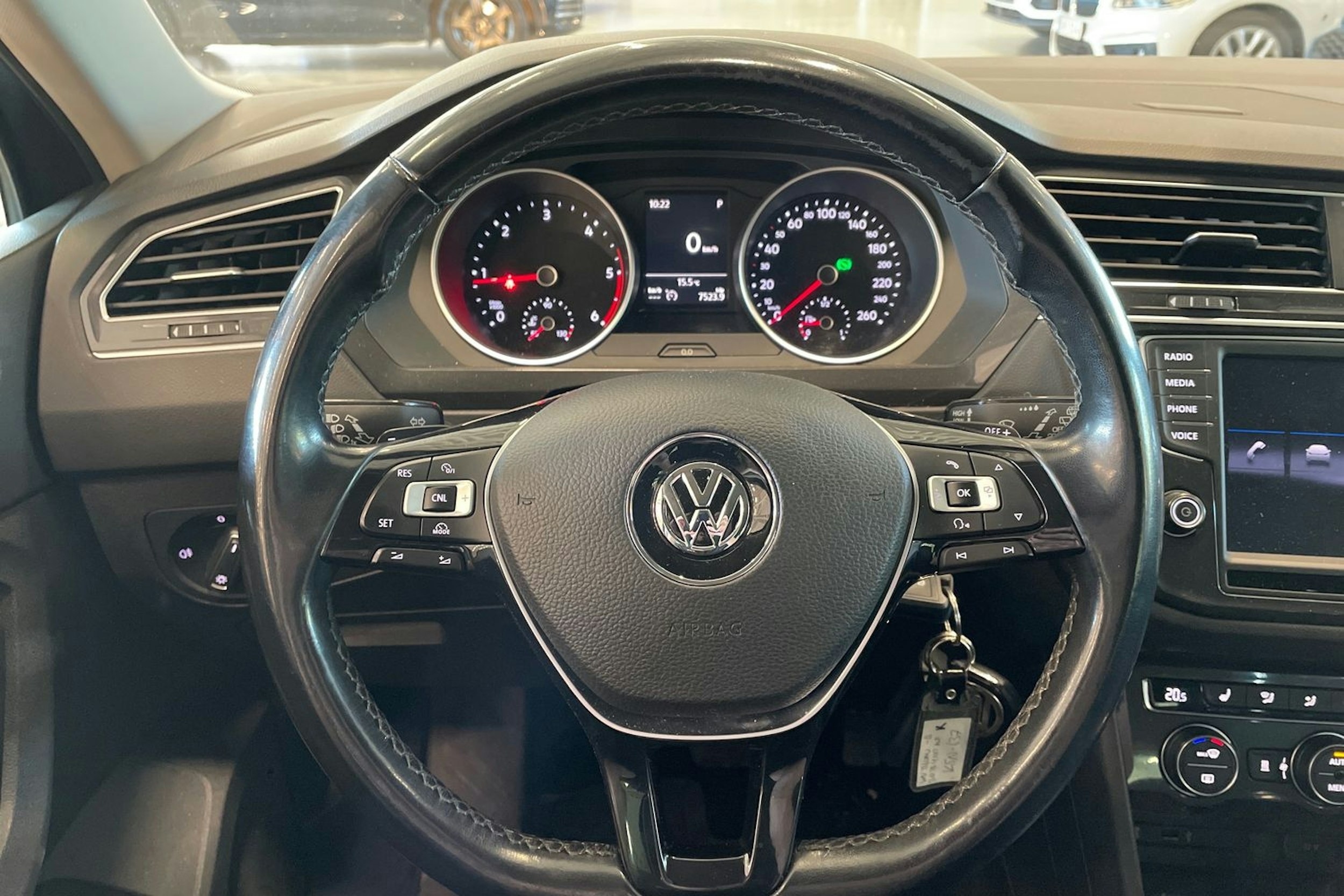harmaa Volkswagen Tiguan 2017 kuva 15.