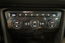 harmaa Volkswagen Tiguan 2017 kuva 28.