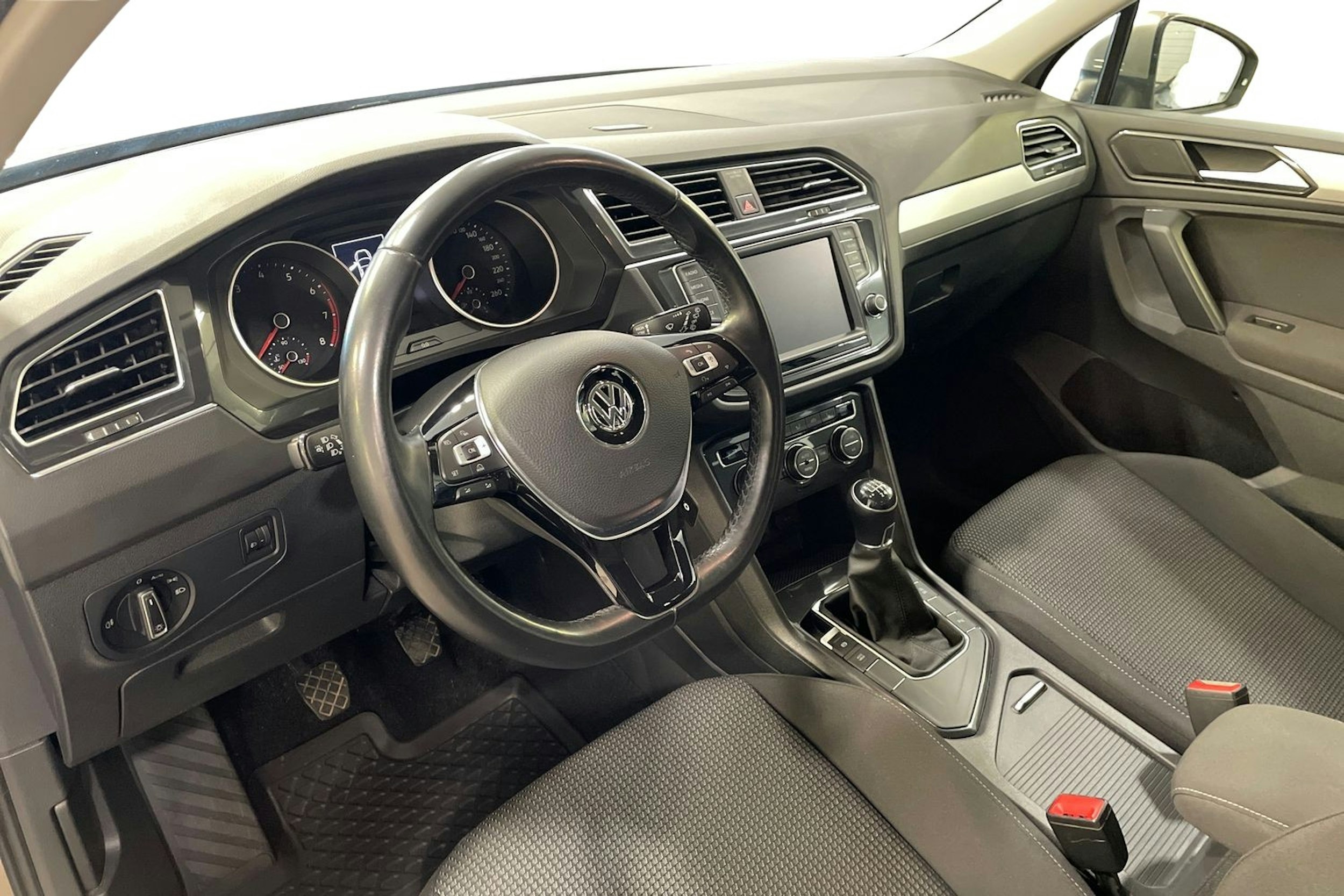 Ruskea (beige) Volkswagen Tiguan 2017 kuva 7.