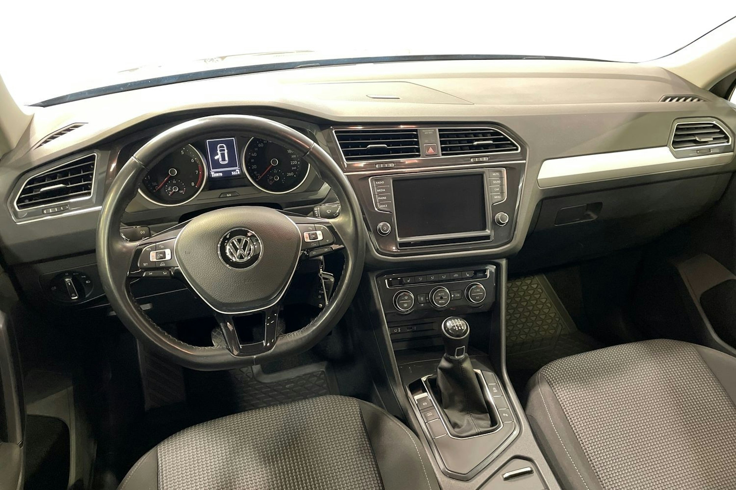 Ruskea (beige) Volkswagen Tiguan 2017 kuva 9.