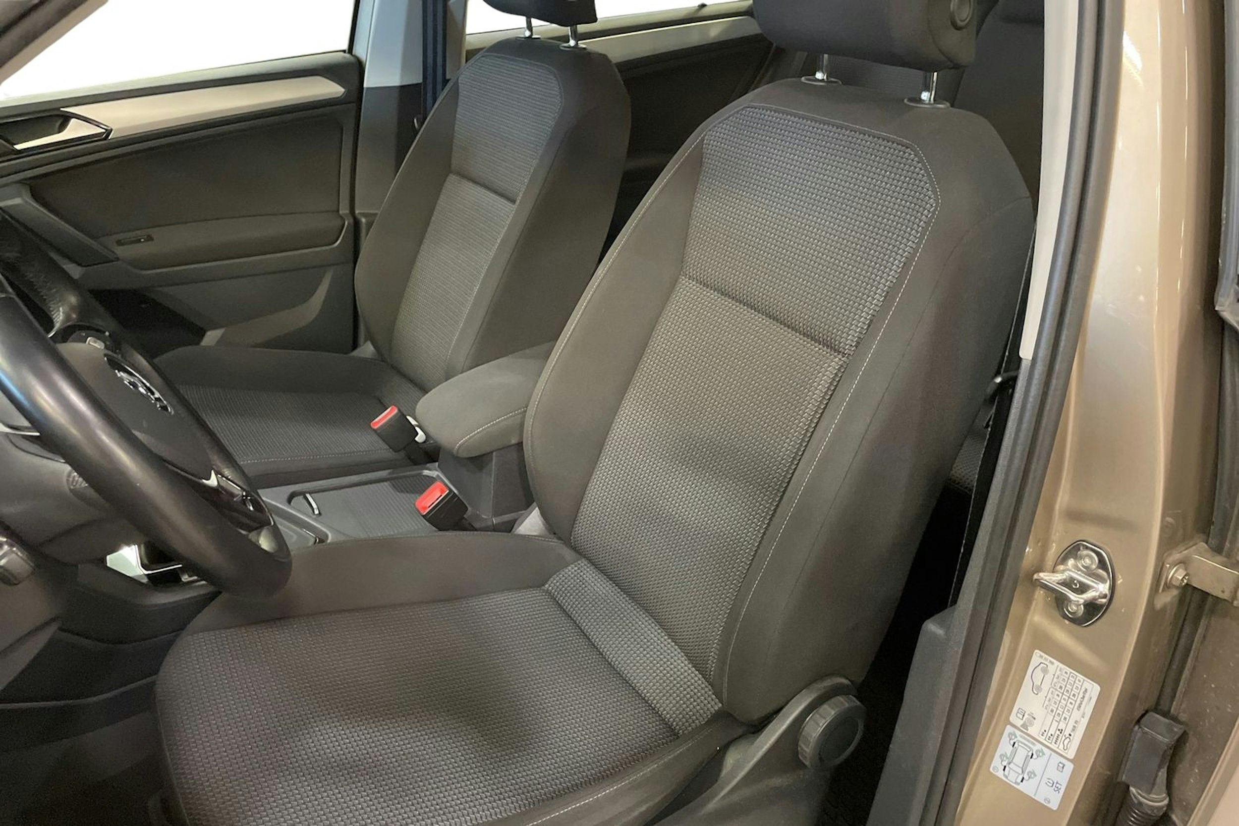 Ruskea (beige) Volkswagen Tiguan 2017 kuva 10.