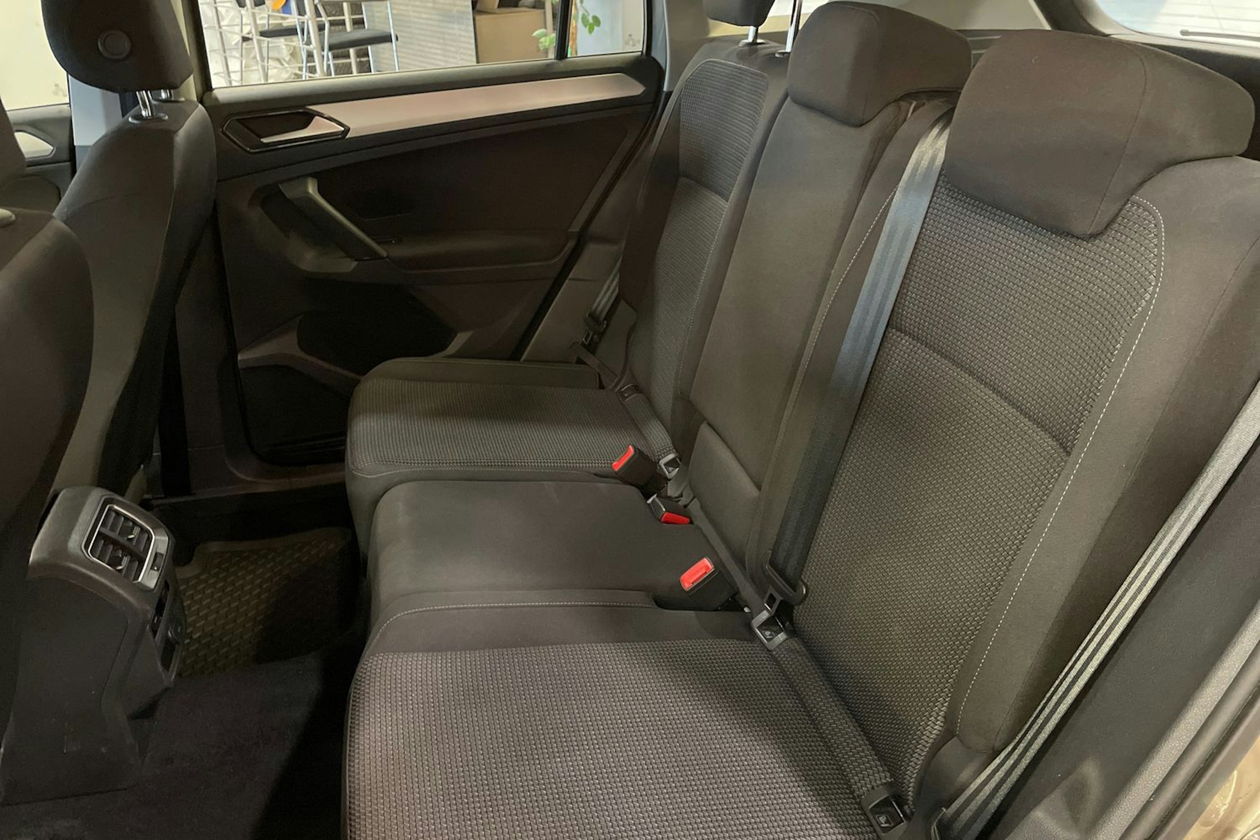 Ruskea (beige) Volkswagen Tiguan 2017 kuva 14.