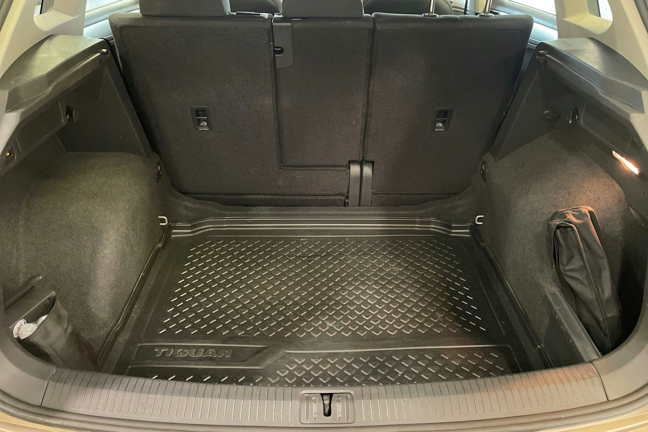 Ruskea (beige) Volkswagen Tiguan 2017 kuva 21.