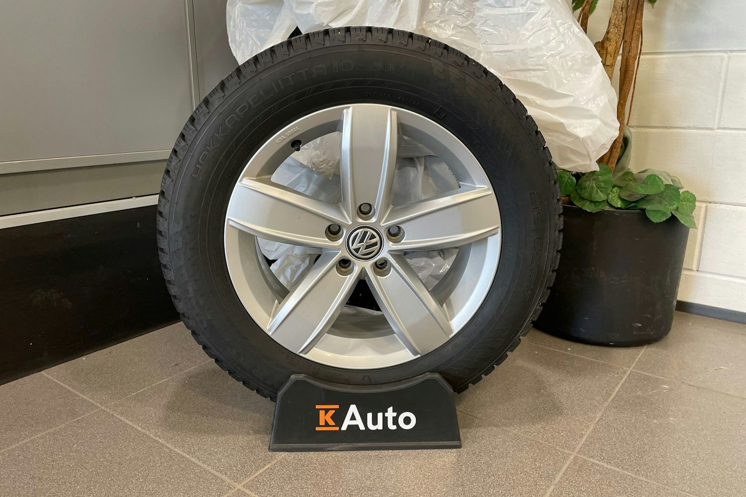 Ruskea (beige) Volkswagen Tiguan 2017 kuva 22.