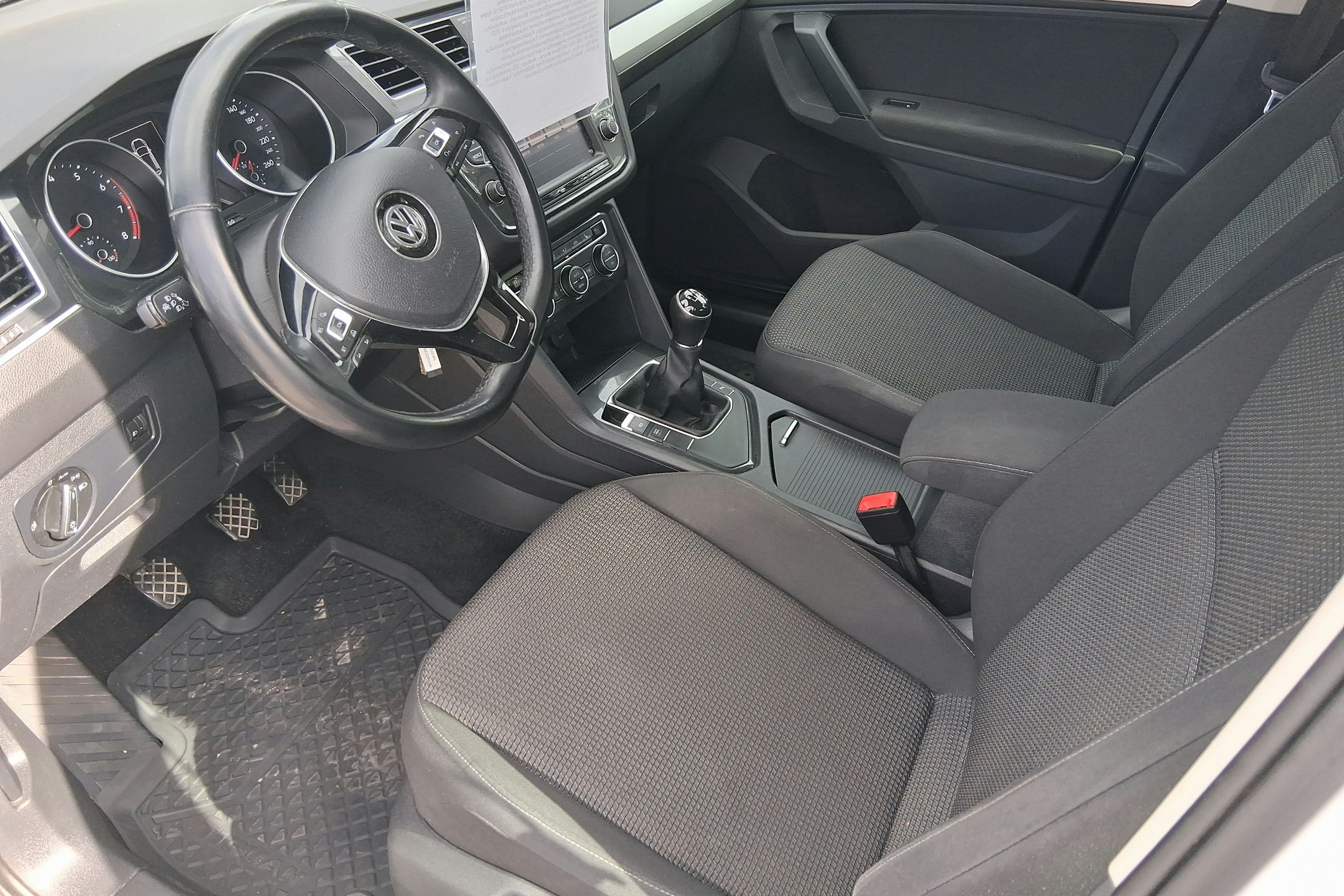 valkoinen Volkswagen Tiguan 2017 kuva 6.
