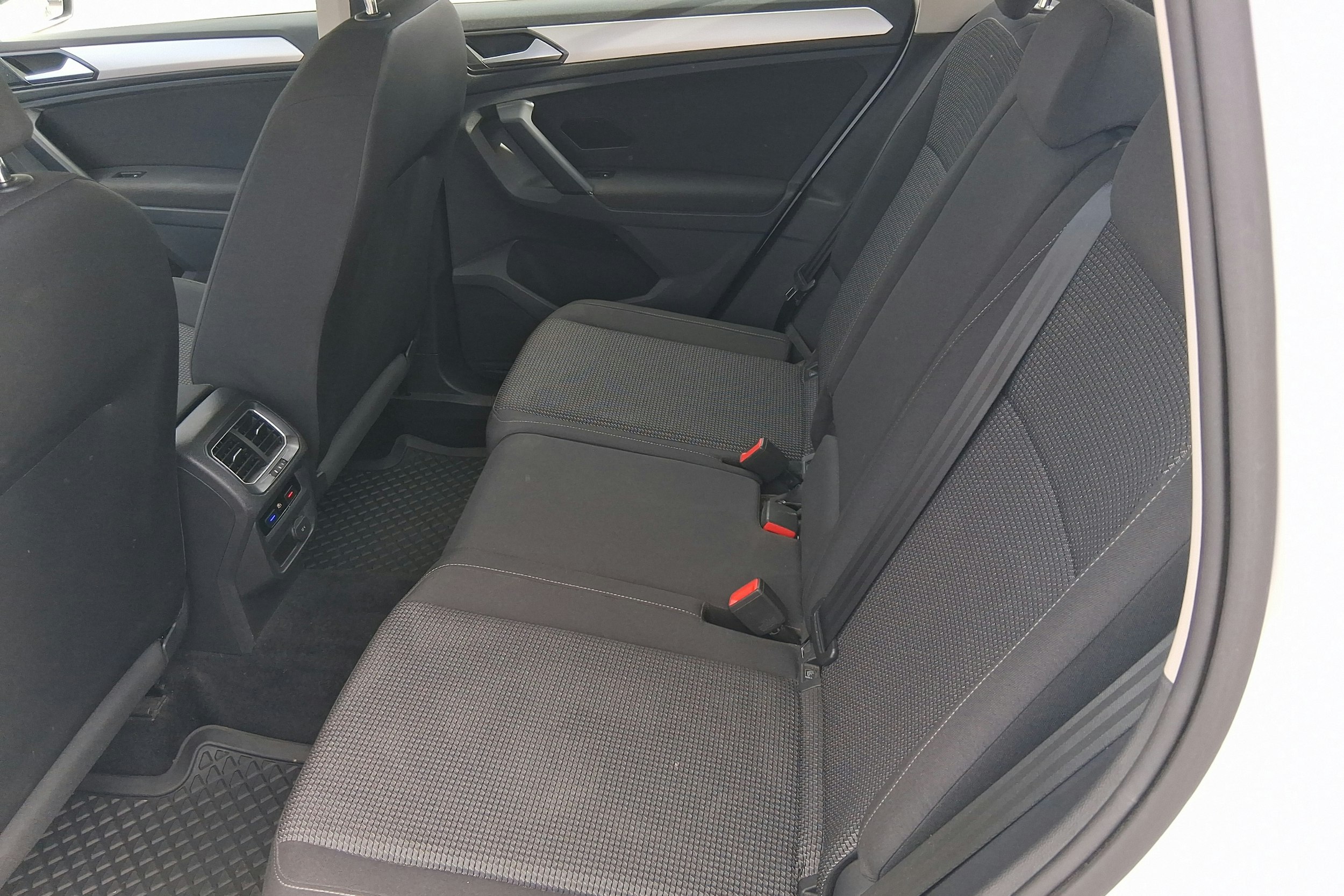valkoinen Volkswagen Tiguan 2017 kuva 8.