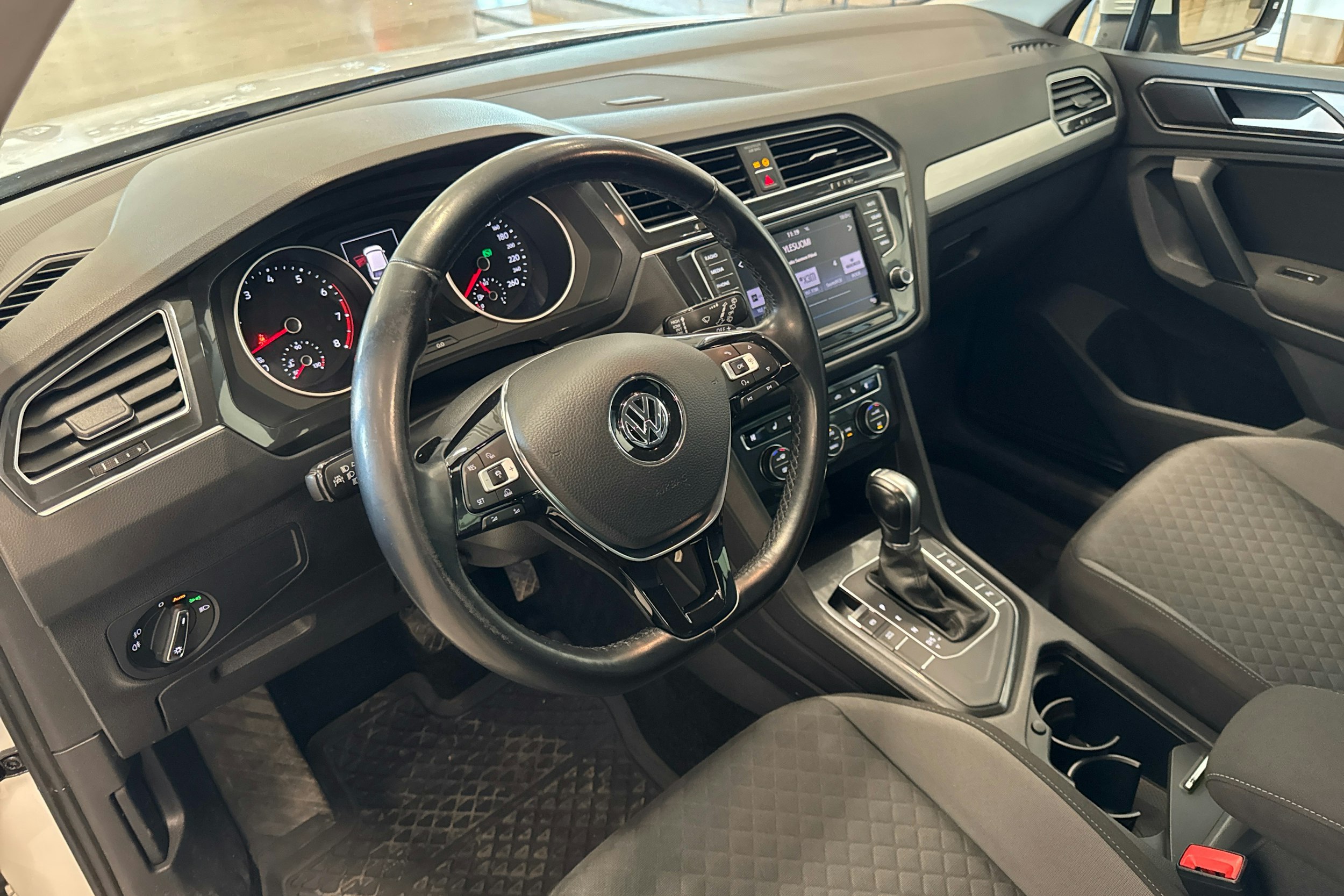 valkoinen Volkswagen Tiguan 2017 kuva 6.