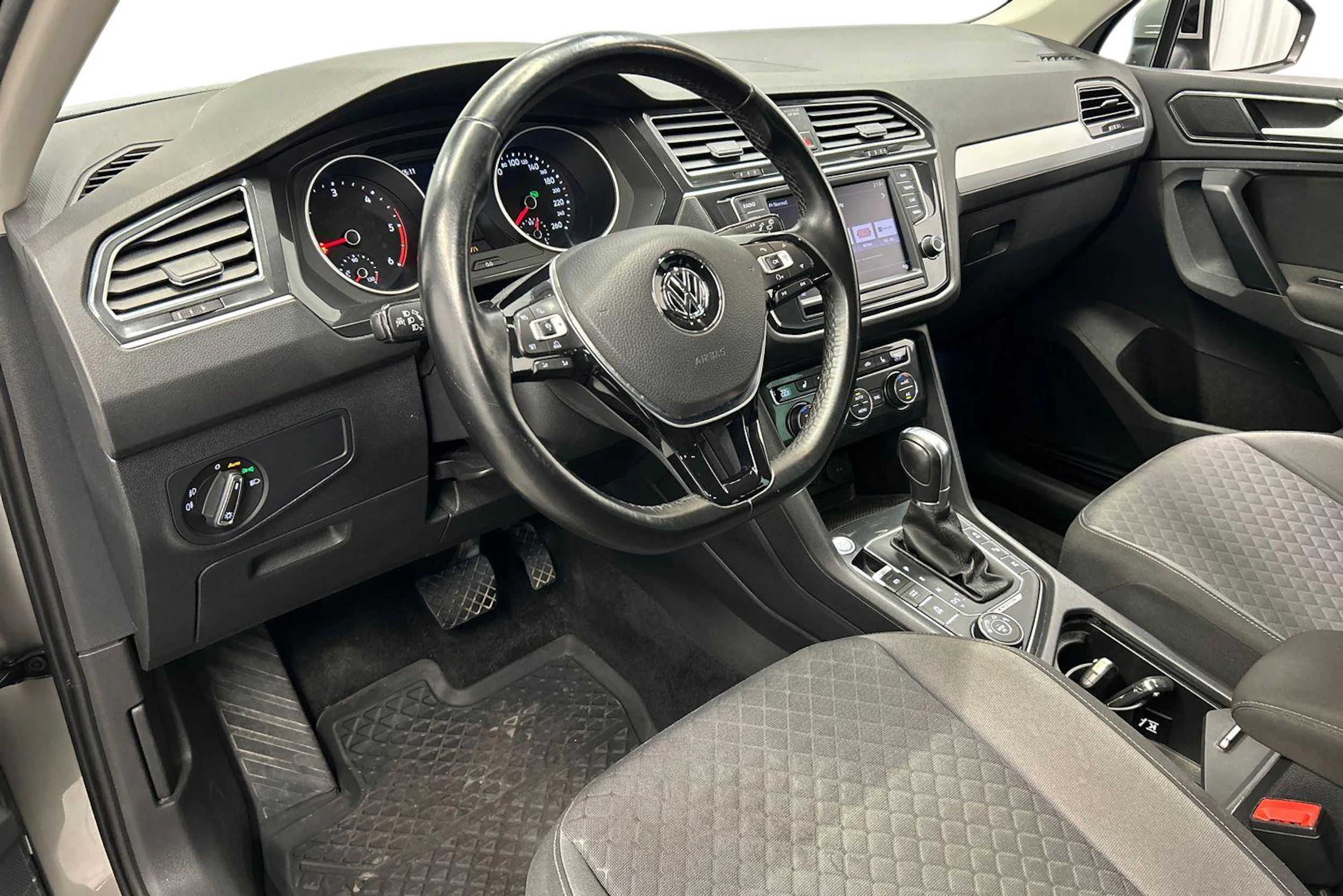 harmaa Volkswagen Tiguan 2017 kuva 6.