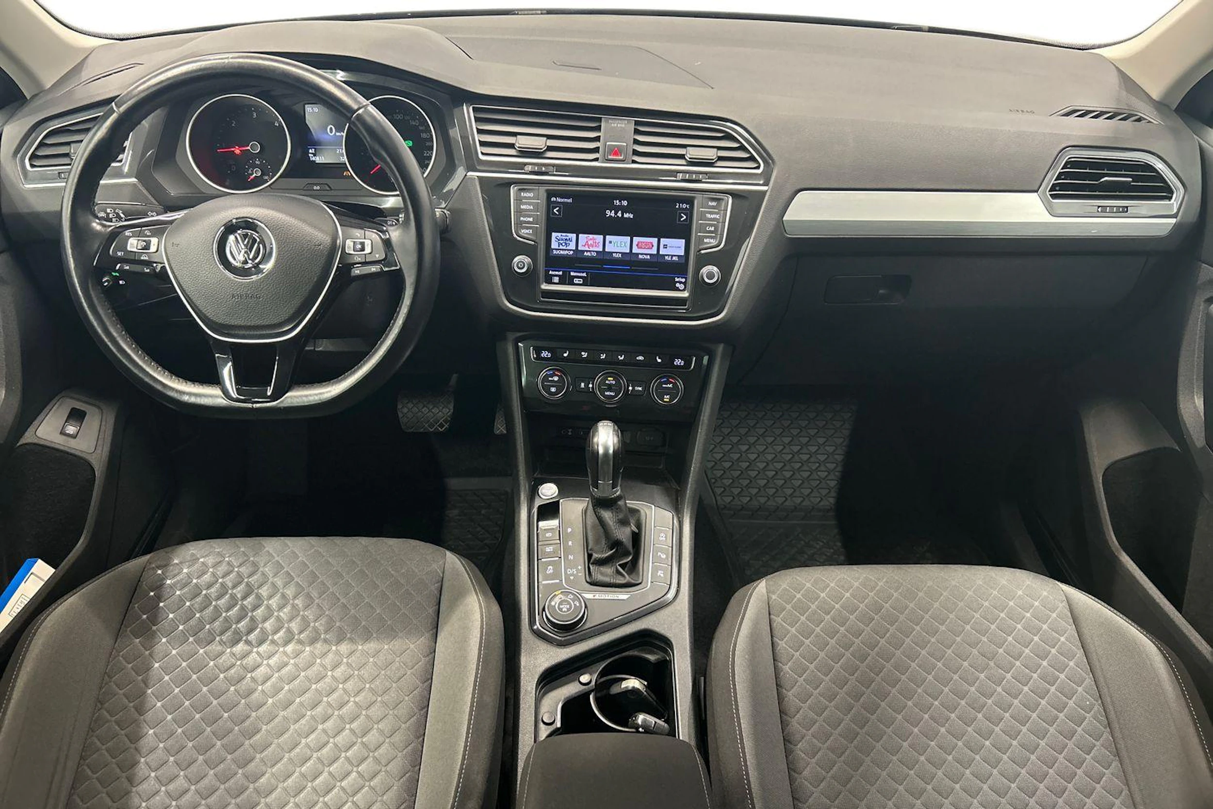 harmaa Volkswagen Tiguan 2017 kuva 7.