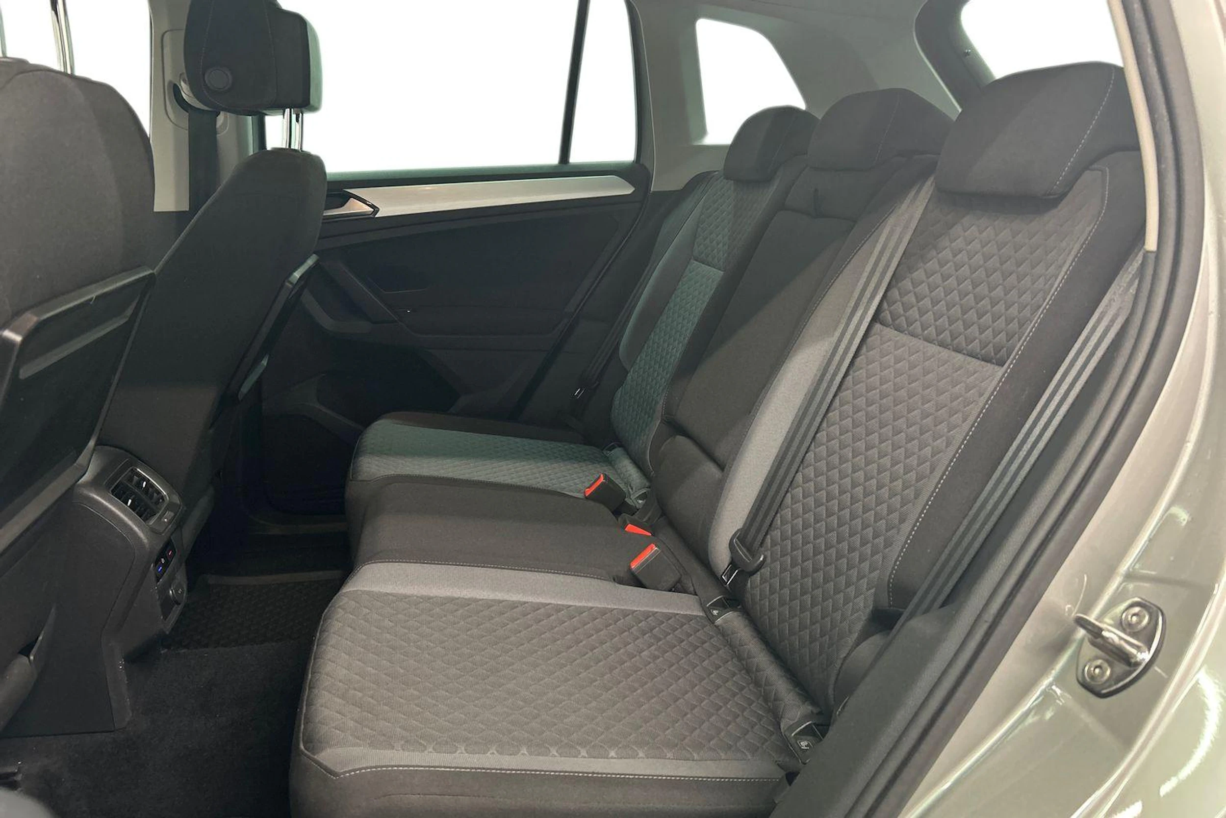 harmaa Volkswagen Tiguan 2017 kuva 8.