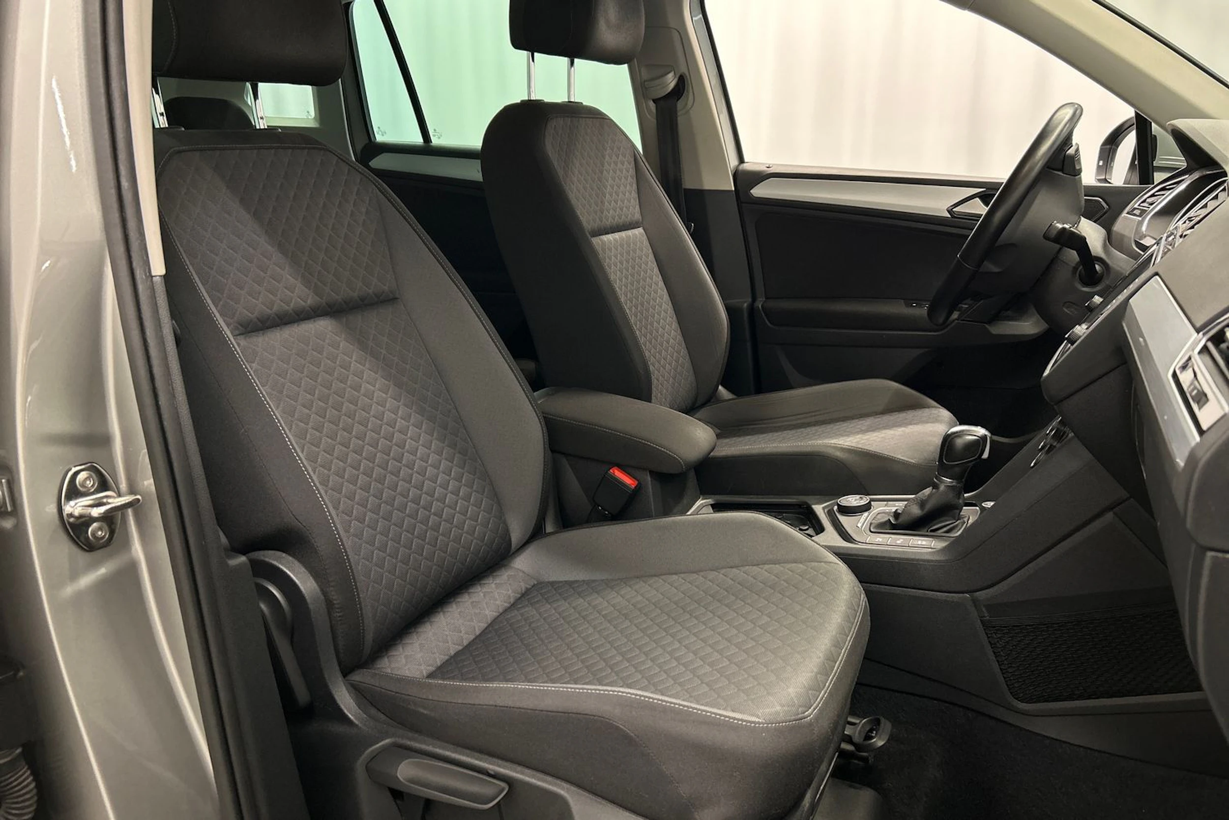 harmaa Volkswagen Tiguan 2017 kuva 11.