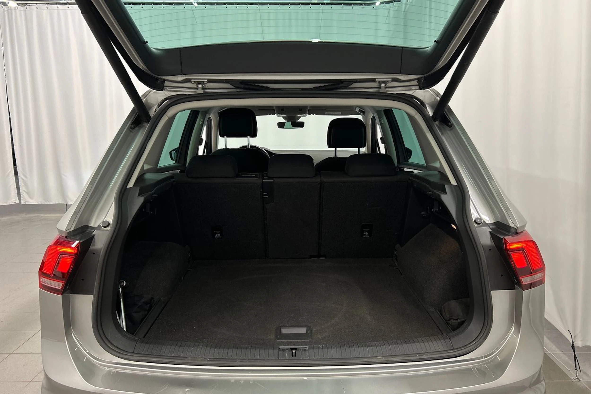 harmaa Volkswagen Tiguan 2017 kuva 12.