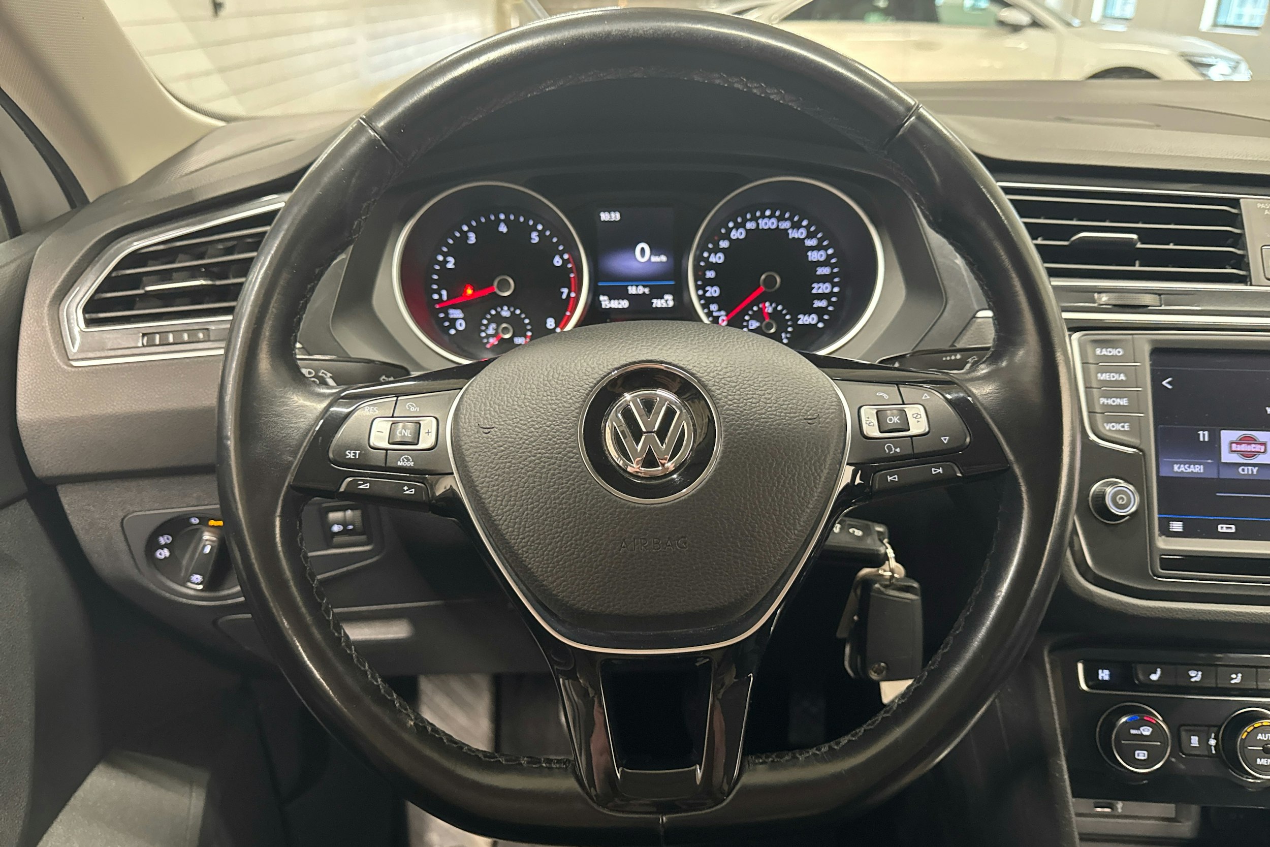 valkoinen Volkswagen Tiguan 2017 kuva 13.