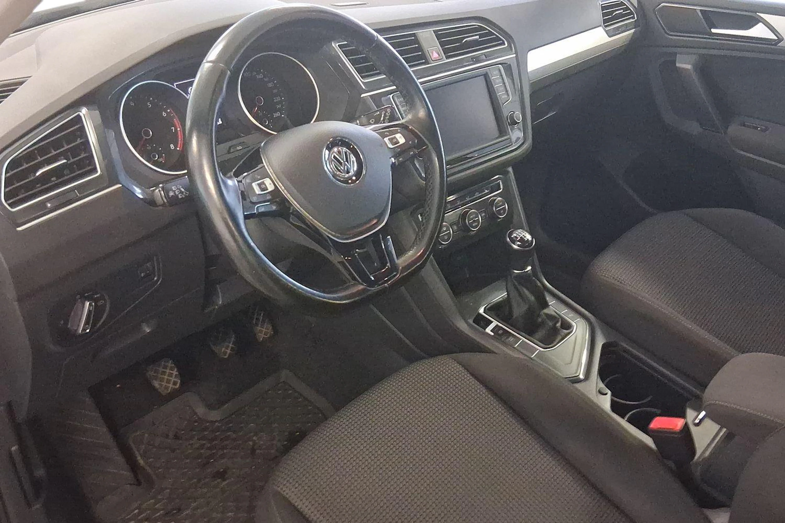 valkoinen Volkswagen Tiguan 2017 kuva 7.