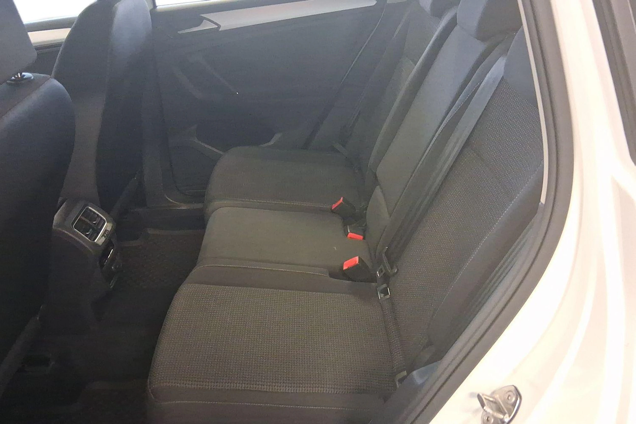 valkoinen Volkswagen Tiguan 2017 kuva 8.