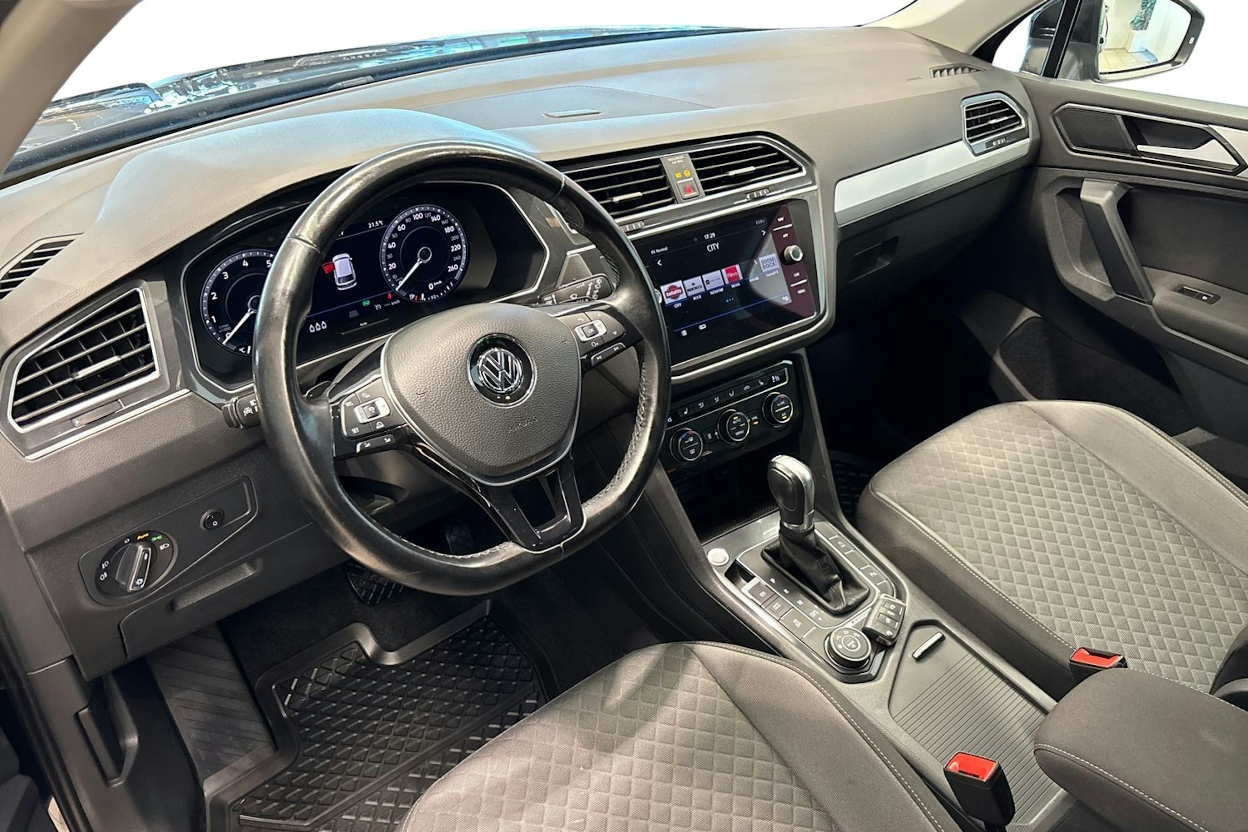 Musta Volkswagen Tiguan 2017 kuva 7.