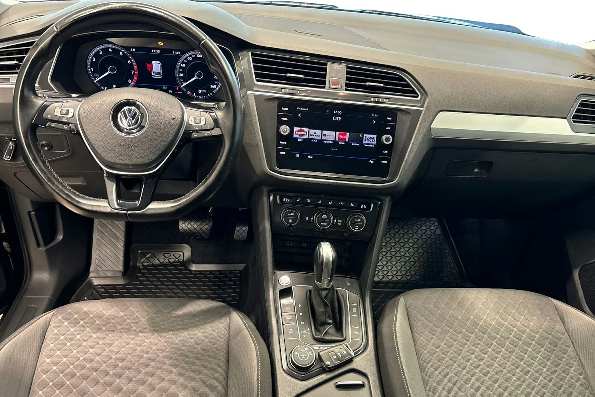 Musta Volkswagen Tiguan 2017 kuva 9.