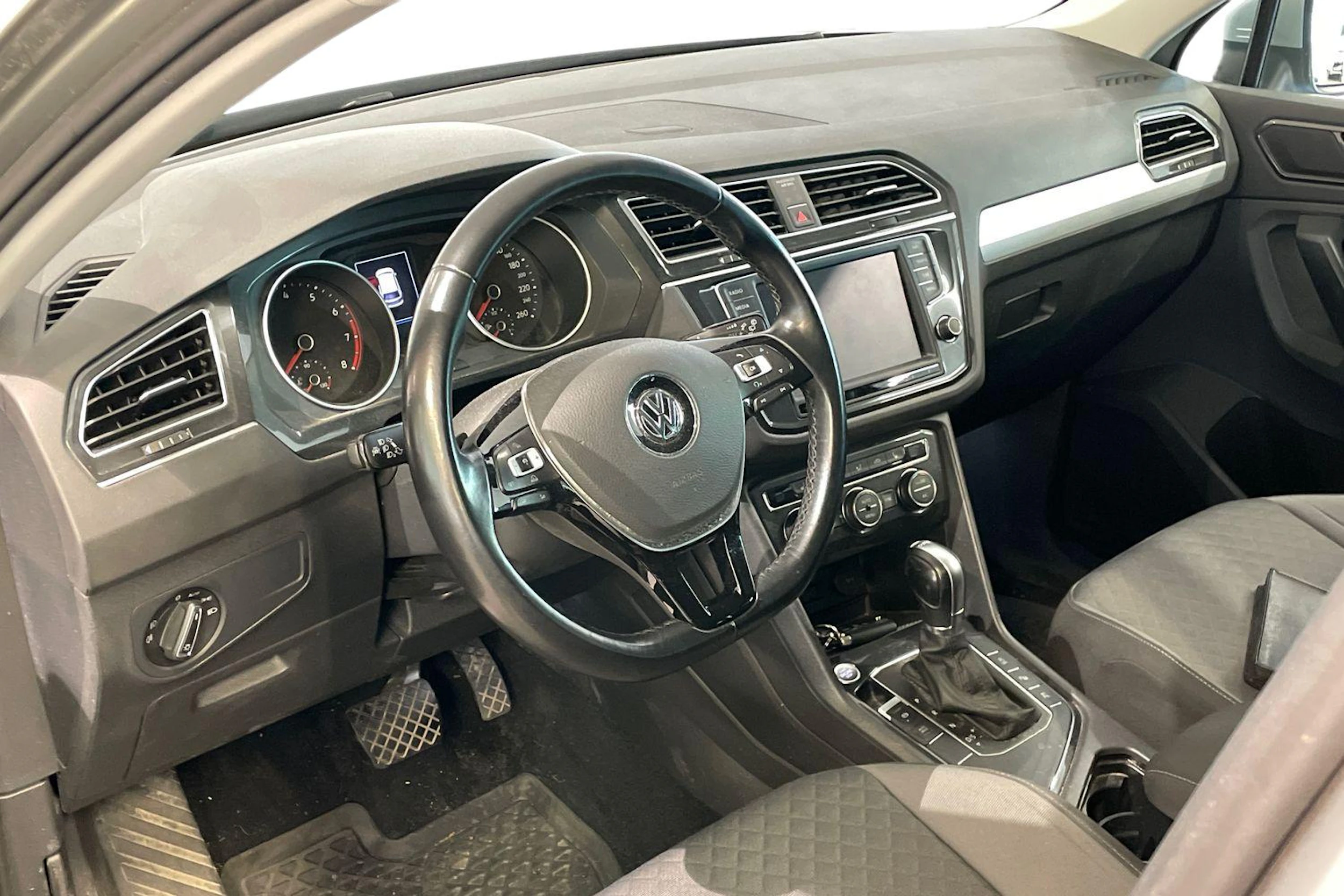 Harmaa Volkswagen Tiguan 2017 kuva 3.