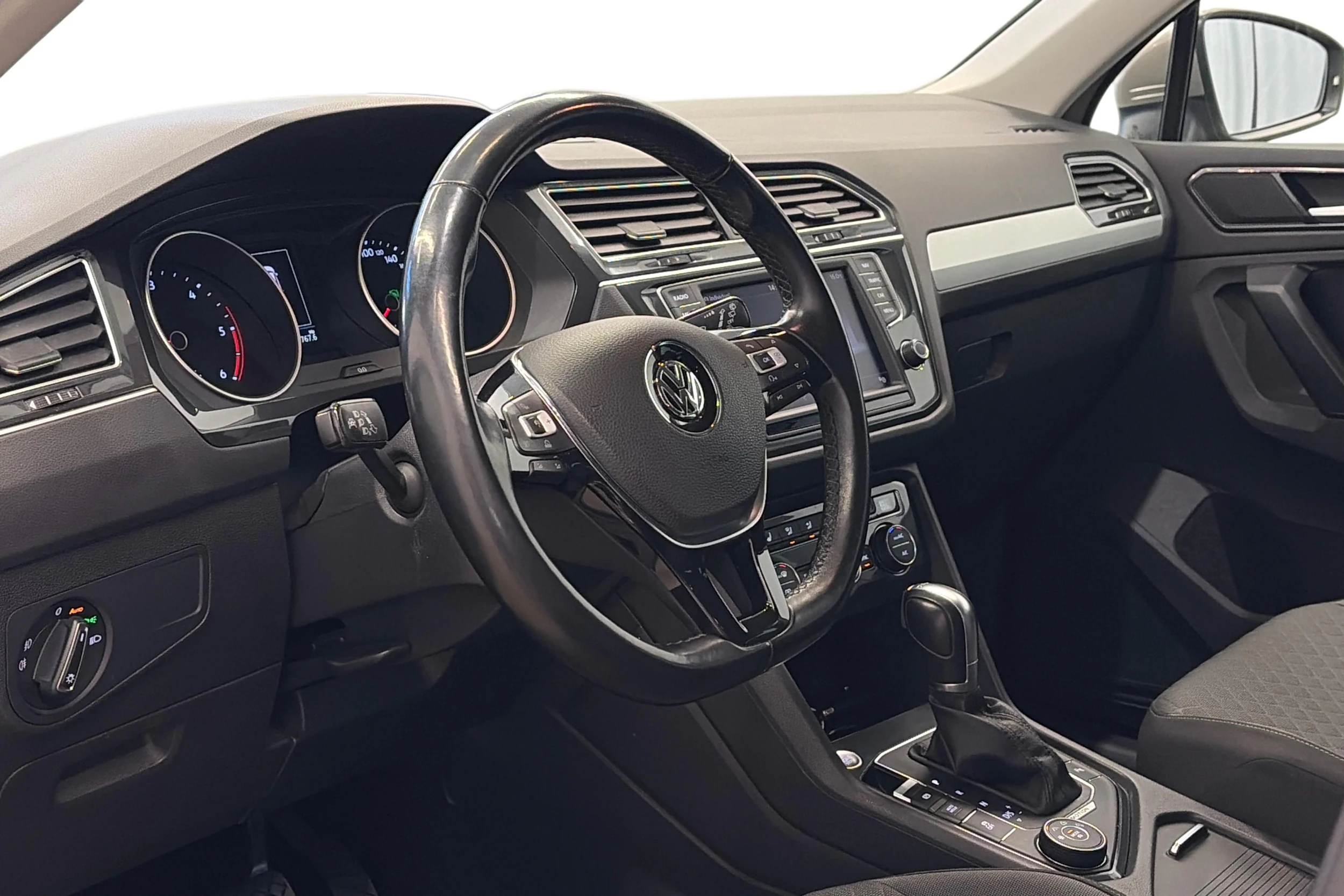 ruskea (beige) Volkswagen Tiguan 2017 kuva 6.