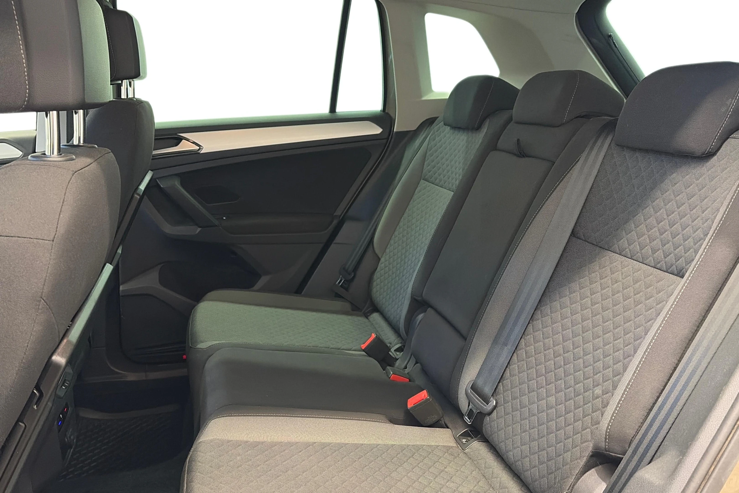 ruskea (beige) Volkswagen Tiguan 2017 kuva 8.