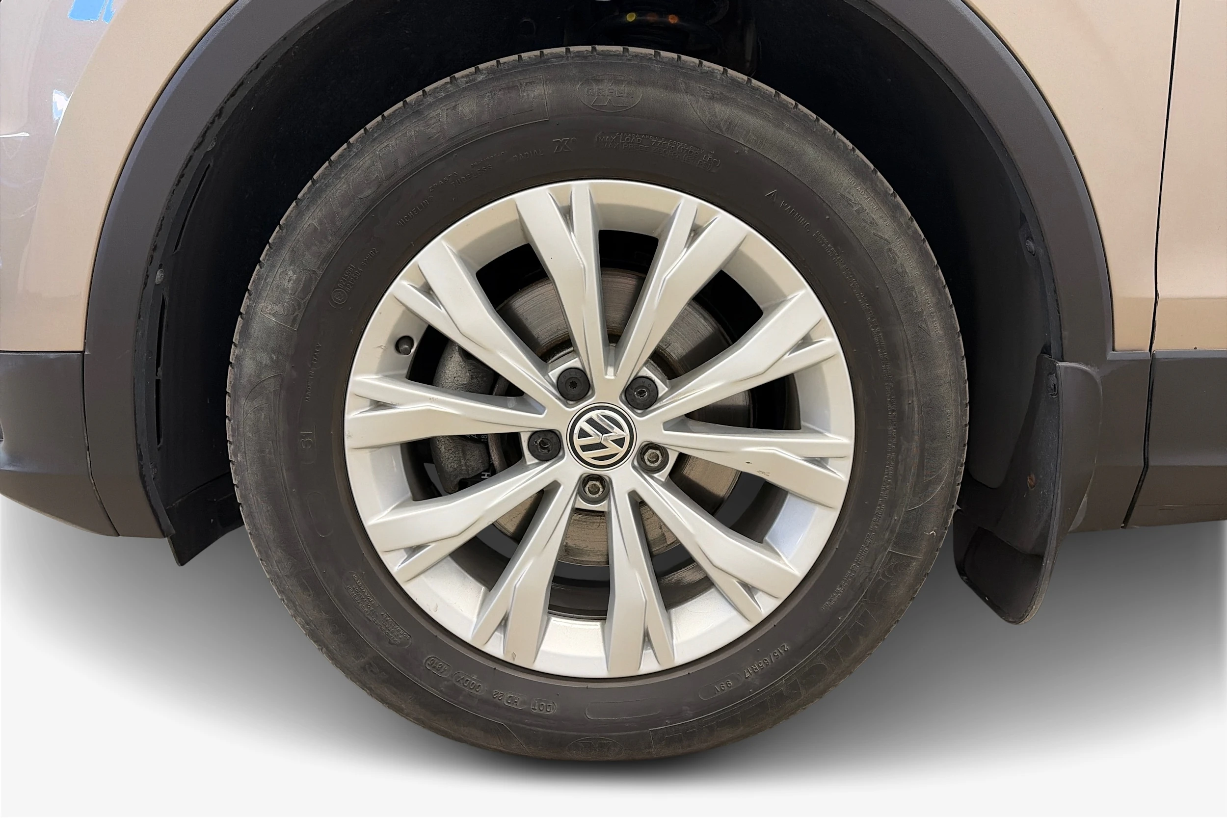 ruskea (beige) Volkswagen Tiguan 2017 kuva 9.