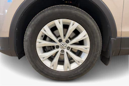 ruskea (beige) Volkswagen Tiguan 2017 kuva 9.