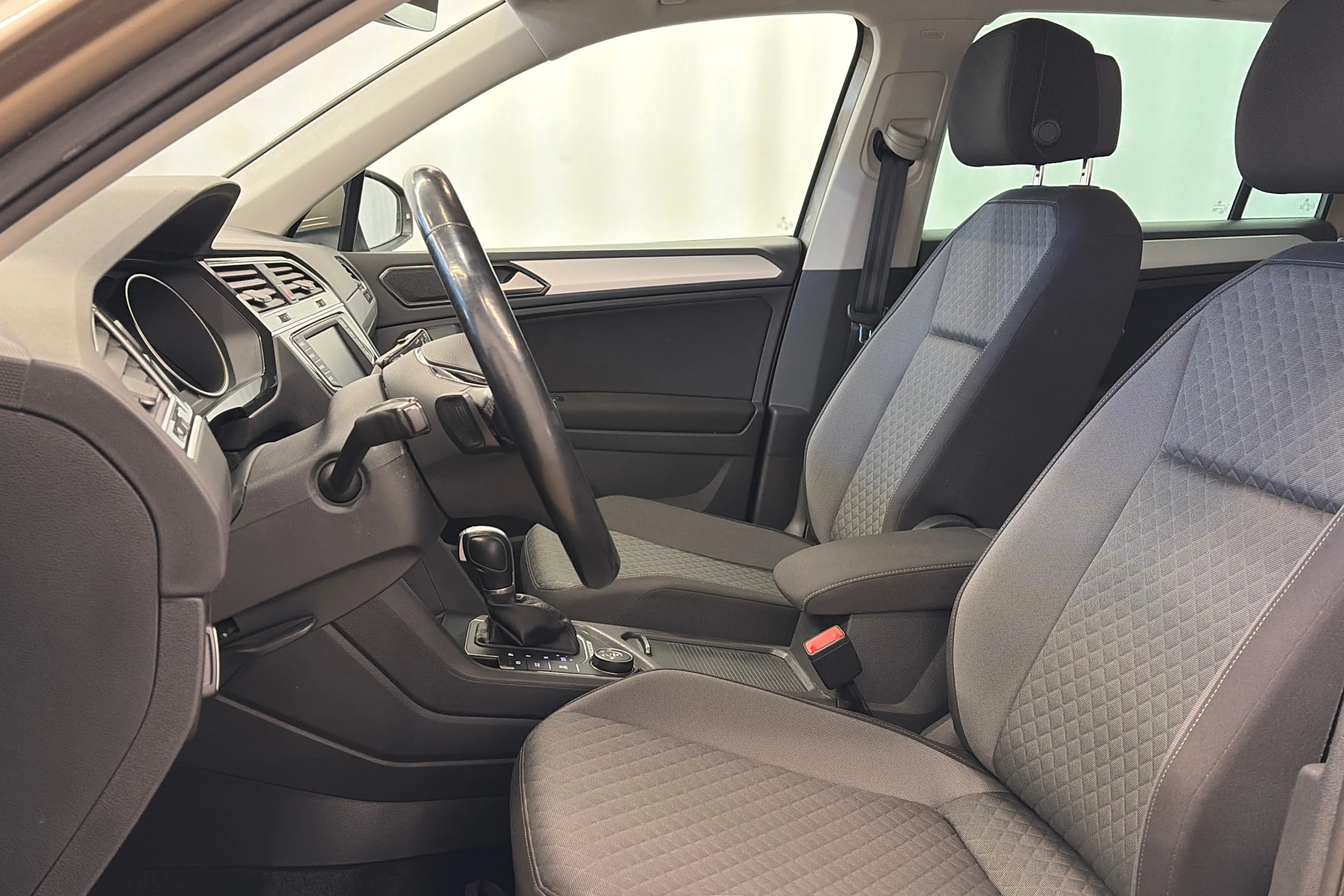 ruskea (beige) Volkswagen Tiguan 2017 kuva 11.