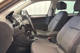 ruskea (beige) Volkswagen Tiguan 2017 kuva 11.