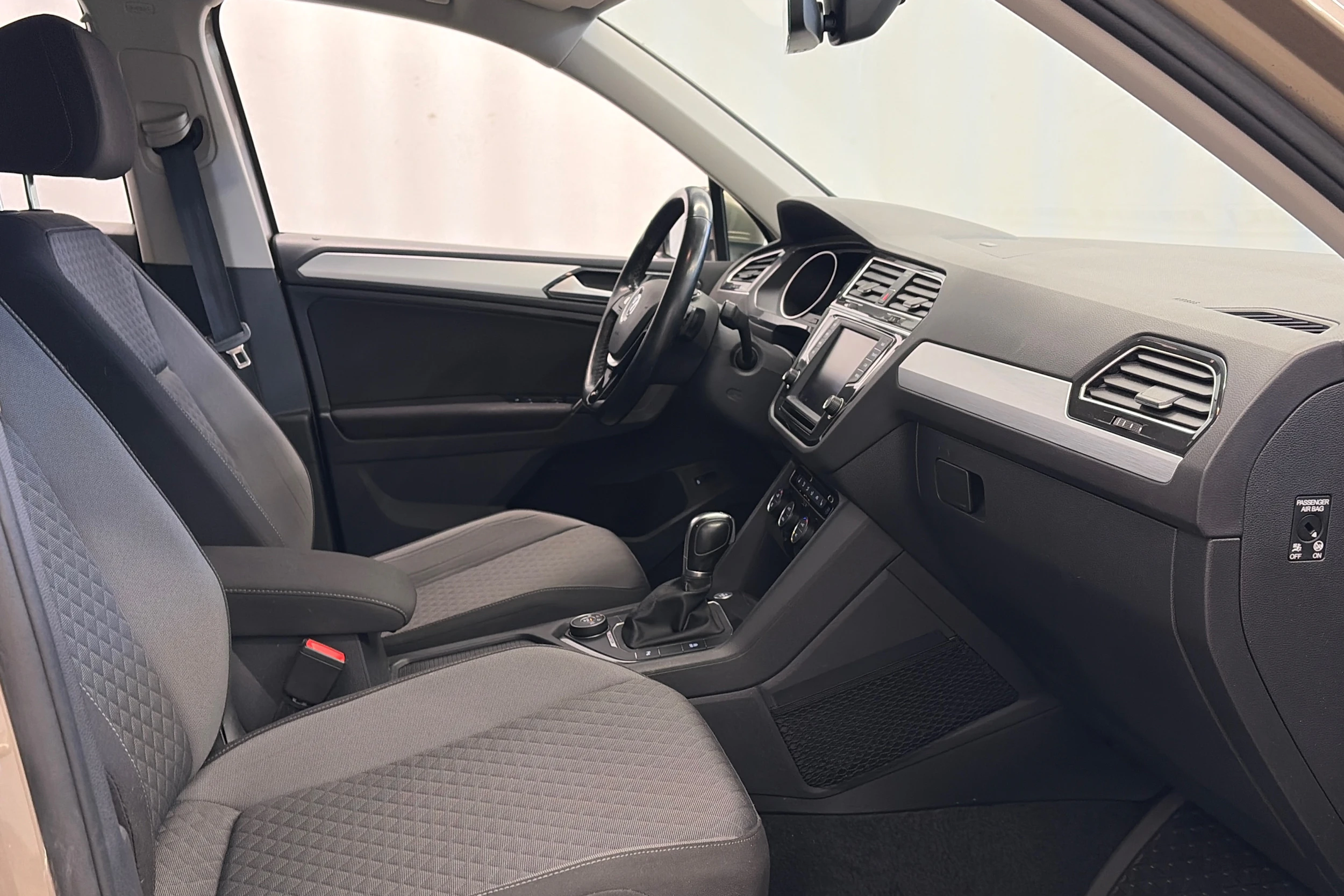 ruskea (beige) Volkswagen Tiguan 2017 kuva 12.