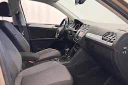 ruskea (beige) Volkswagen Tiguan 2017 kuva 12.