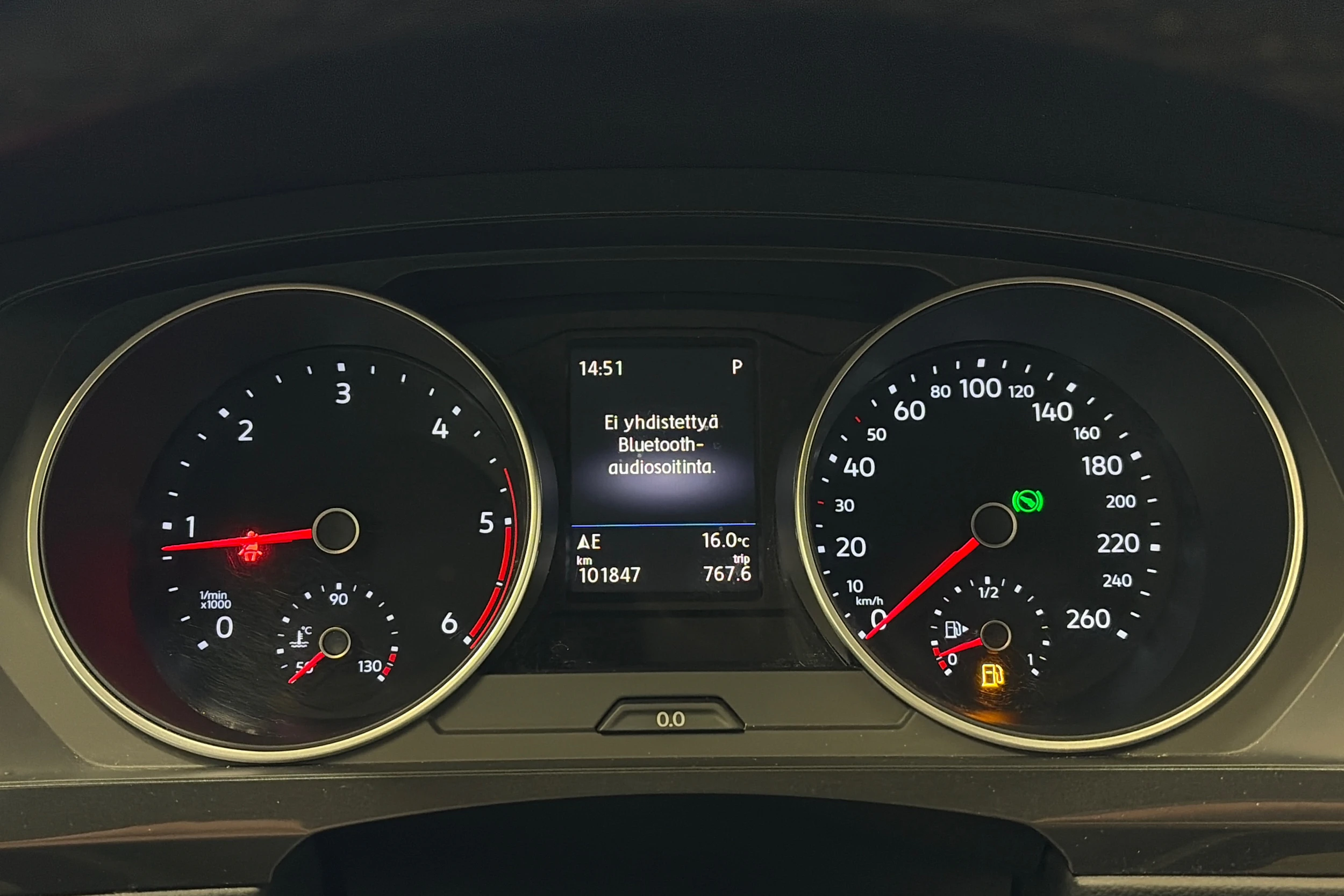 ruskea (beige) Volkswagen Tiguan 2017 kuva 13.