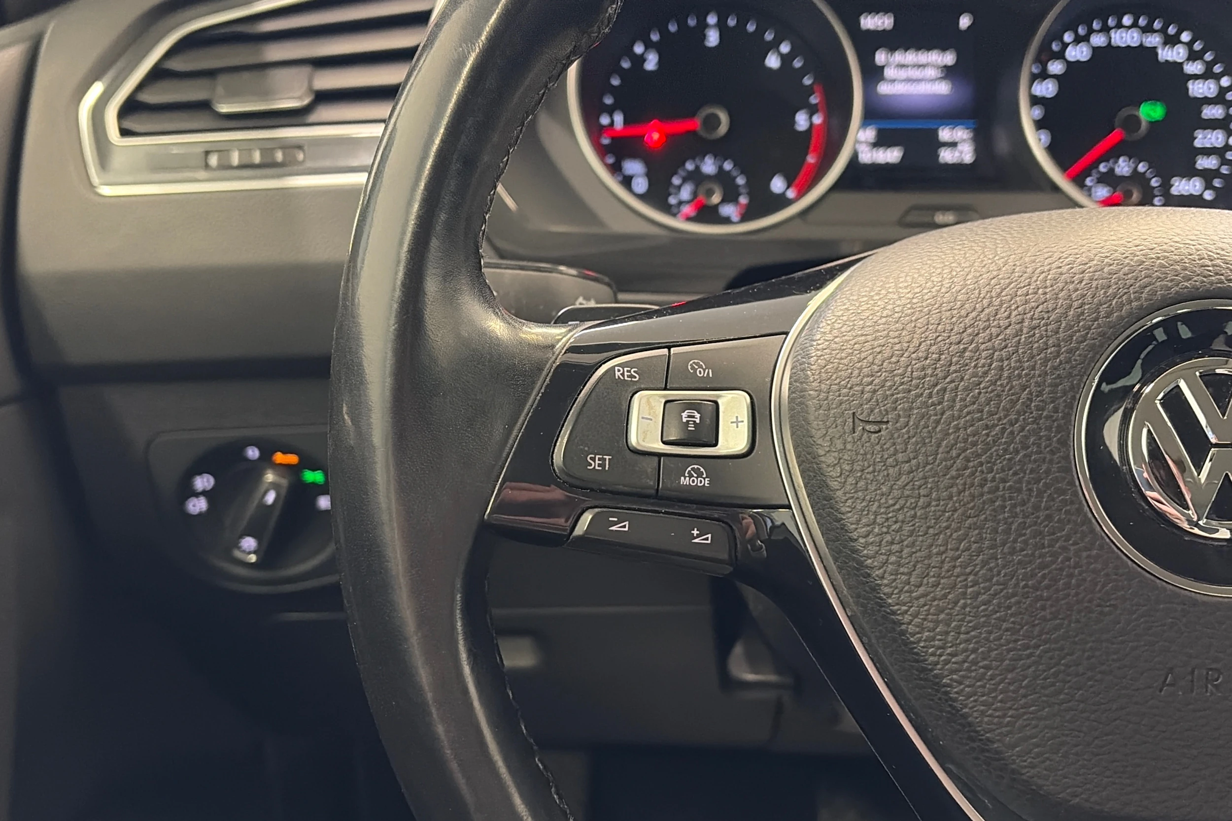ruskea (beige) Volkswagen Tiguan 2017 kuva 14.