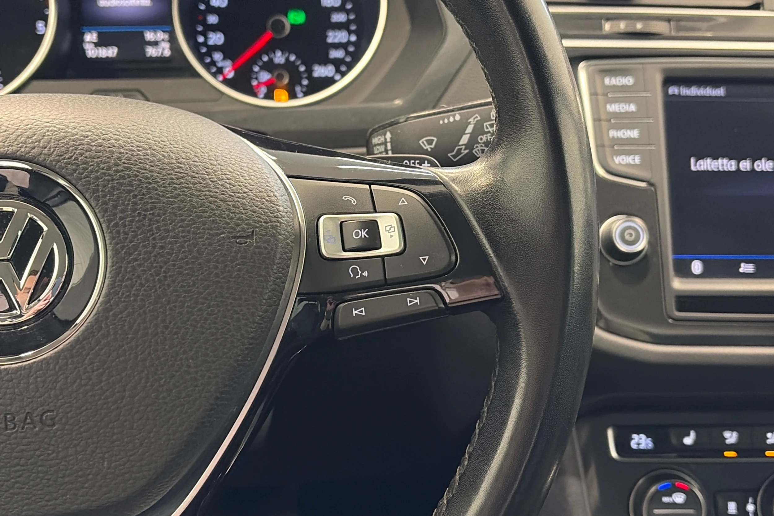 ruskea (beige) Volkswagen Tiguan 2017 kuva 15.
