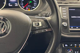 ruskea (beige) Volkswagen Tiguan 2017 kuva 15.
