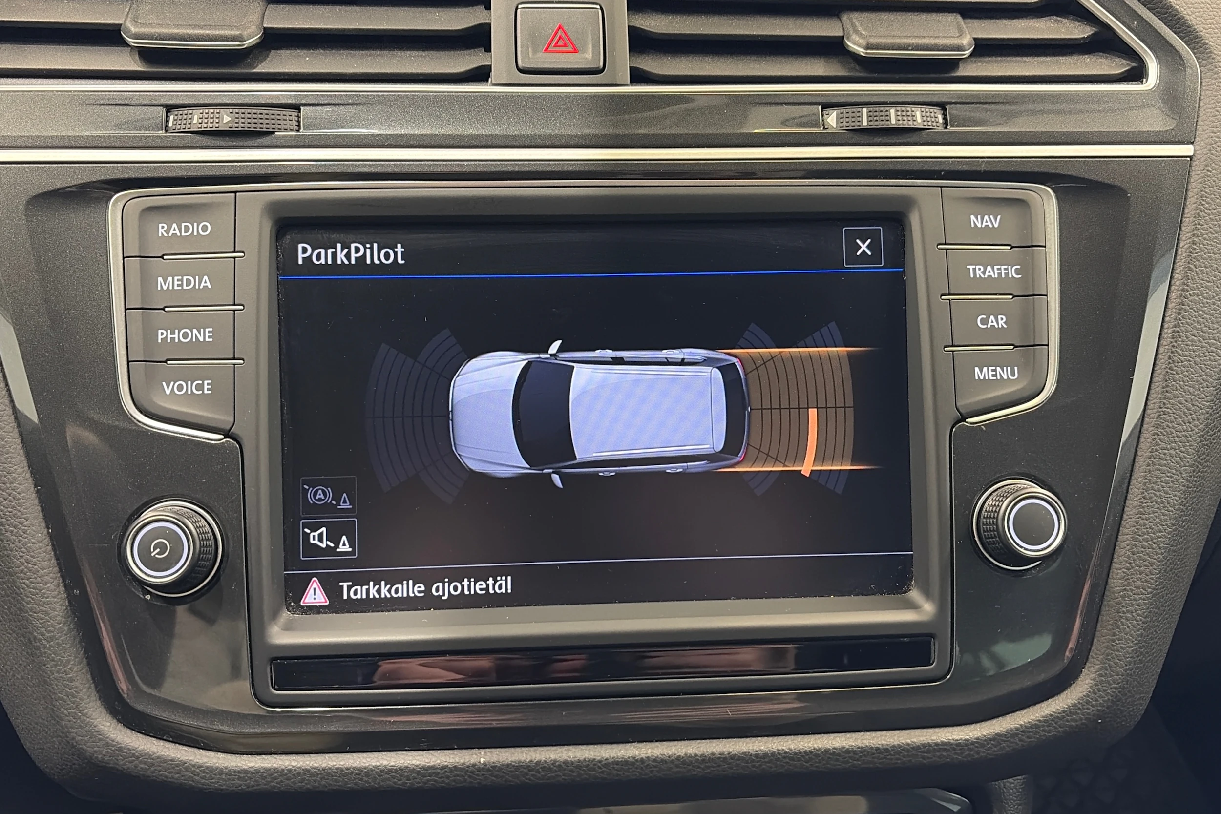 ruskea (beige) Volkswagen Tiguan 2017 kuva 16.