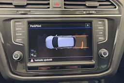 ruskea (beige) Volkswagen Tiguan 2017 kuva 16.