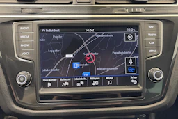 ruskea (beige) Volkswagen Tiguan 2017 kuva 17.