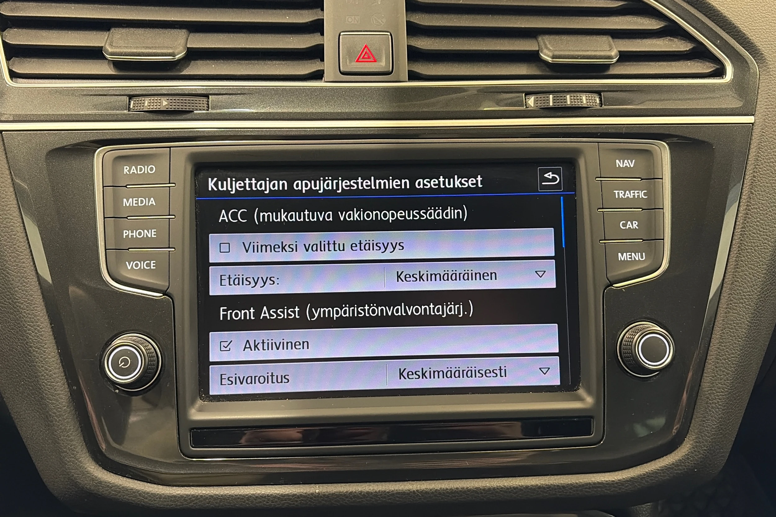 ruskea (beige) Volkswagen Tiguan 2017 kuva 18.