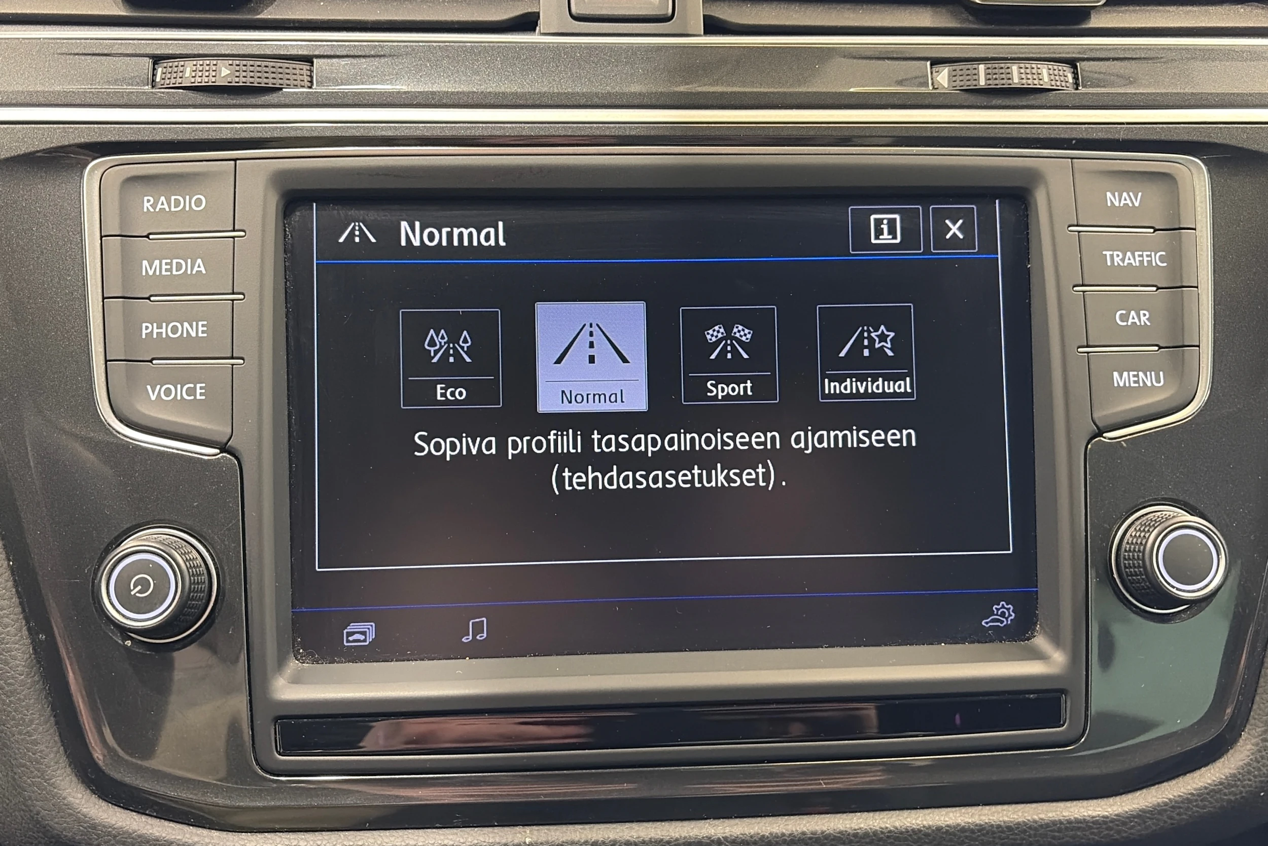 ruskea (beige) Volkswagen Tiguan 2017 kuva 21.