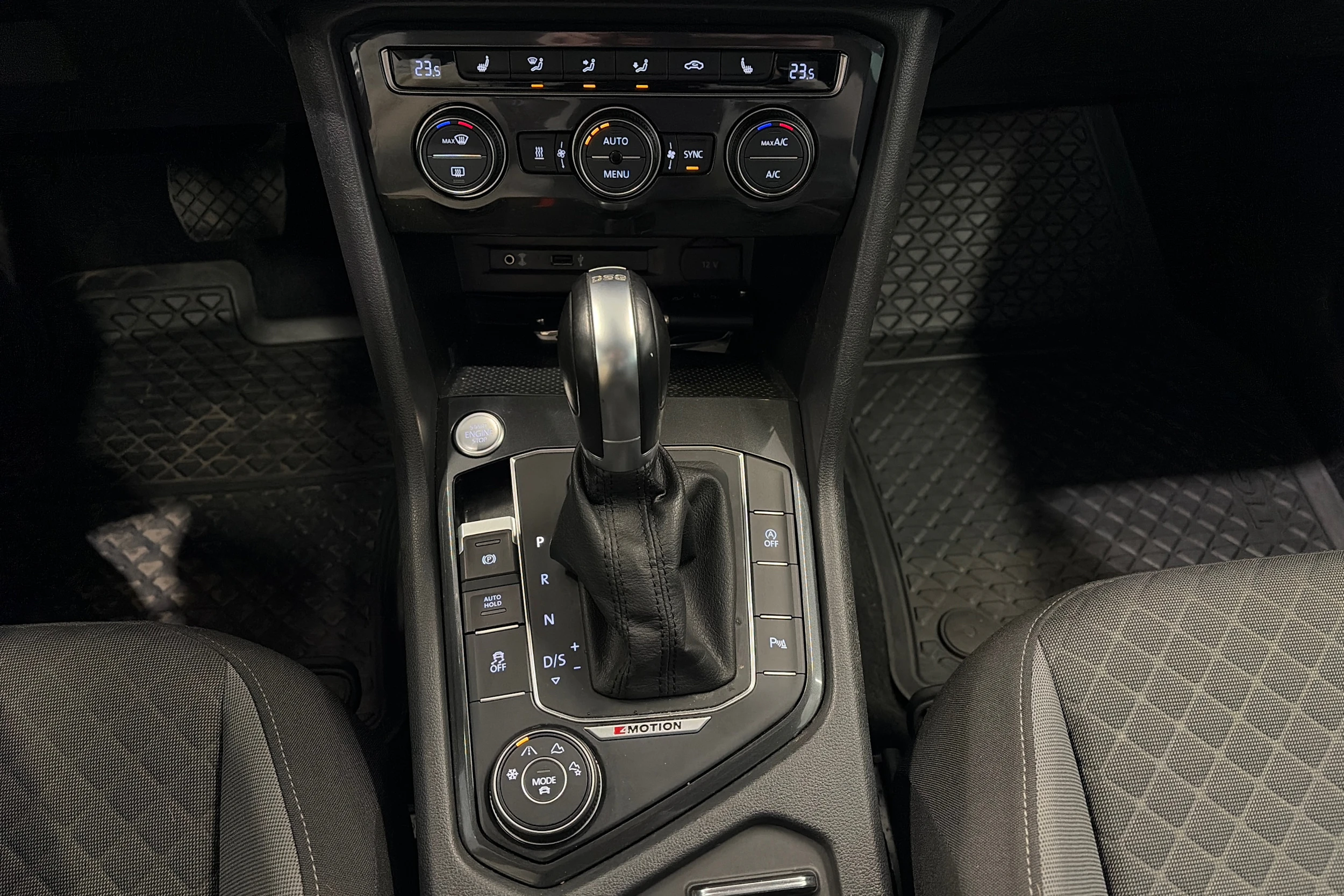 ruskea (beige) Volkswagen Tiguan 2017 kuva 22.