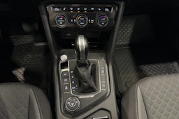 ruskea (beige) Volkswagen Tiguan 2017 kuva 22.