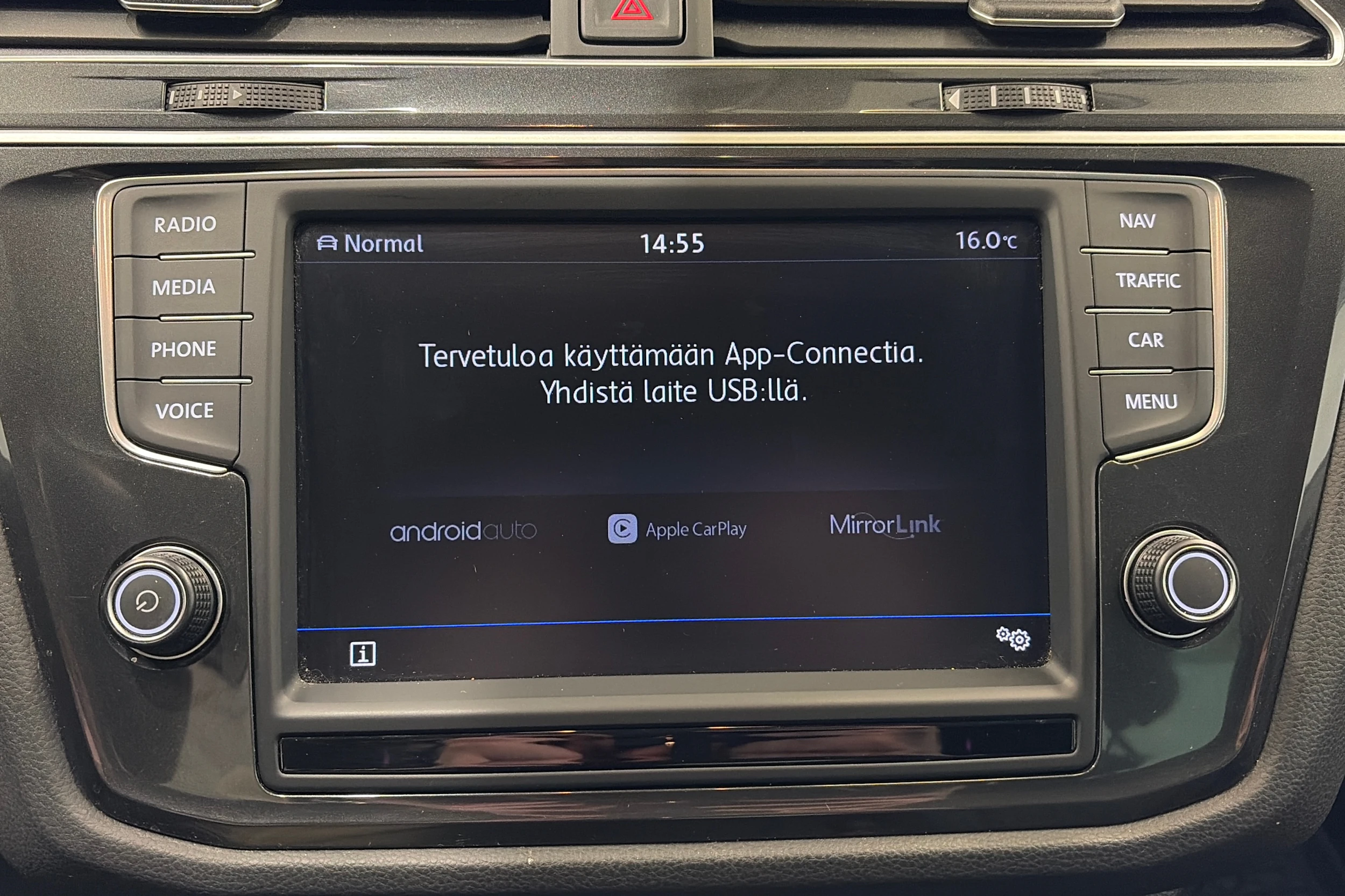 ruskea (beige) Volkswagen Tiguan 2017 kuva 23.